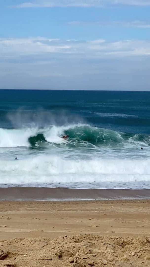 ヴィンセント・ミルウ のインスタグラム：「I Miss my summer shorebreak waves !!  @catchsurf @legallout @skatebordel」