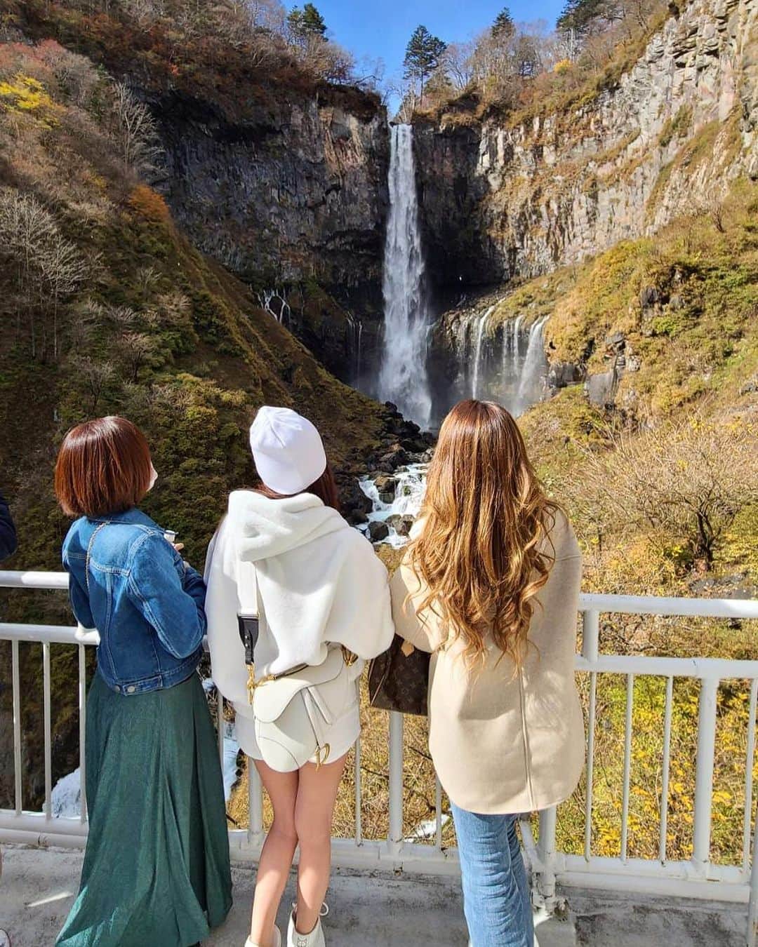 一ノ瀬瑞帆のインスタグラム：「初めての日光観光で華厳の滝へ 迫力凄すぎて結構ビックリしました❤️ #栃木 #華厳の滝  #大迫力 #日光観光スポット」