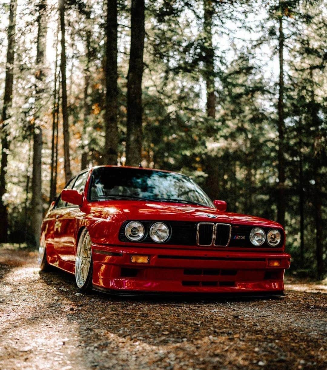 CARLiFESTYLEさんのインスタグラム写真 - (CARLiFESTYLEInstagram)「1988 BMW E30 M3. 😍 Photo by @mikecrawat #carlifestyle #e30m3 @berne_wtr」11月8日 1時32分 - carlifestyle