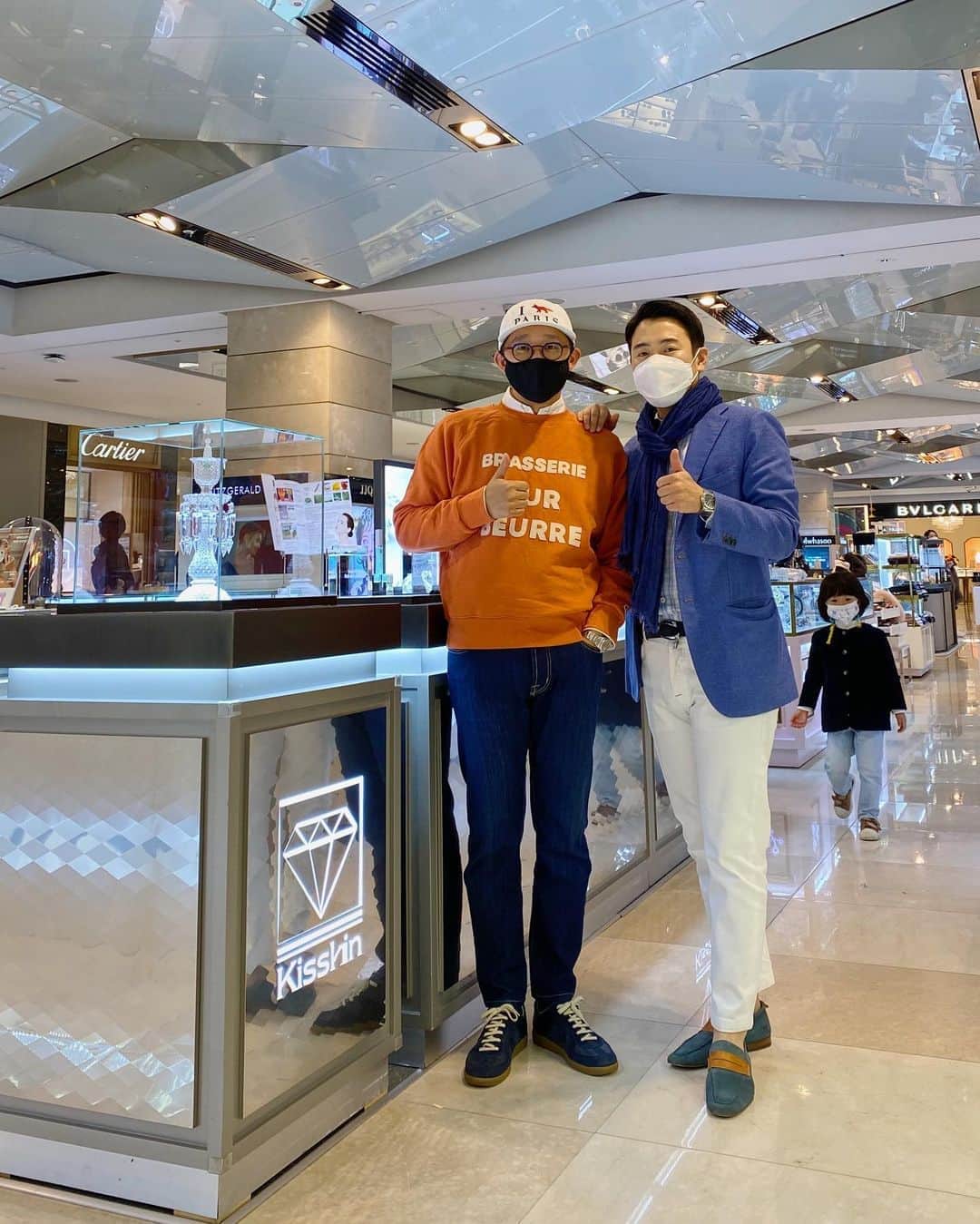 のインスタグラム：「15년지기 형의 브랜드, 얼마나 고생하고 얼마나 노력했는지 너무 잘 알기에 진심으로 응원하지 않을수가 없네요🙏 내일 (11.08) 까지 압구정 현대백화점(본점) 에서 팝업해요!! 농담 아니고, 제 지인이라고 하시거나 용인씨 피드 보고 왔다고 하면 뭐라도...🤣🤣 제품력은 제가 보장해요👍 늘 응원해요 형!! @kisskinceo feat. @dawonss」