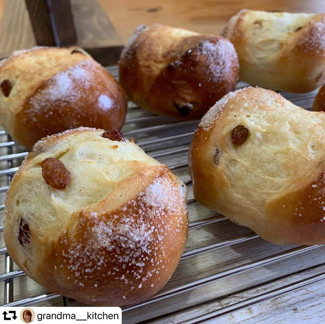 クスパさんのインスタグラム写真 - (クスパInstagram)「#repost @grandma__kitchen ・・・ おうちぱん教室＊グランマキッチン﻿ ﻿ ﻿ O様もT様もパン作りの﻿ 経験者の方ですが﻿ 毎回新しい発見や学びがあり﻿ パン作りを楽しんでくれています♫﻿ ﻿ レッスンから帰ってすぐに﻿ 復習してくれたT様。﻿ 抜けてしまった事もあったみたいですが﻿ ふっくら美味しそうに焼けました👏🏻﻿ ﻿ O様はおうちで何度も焼いていて﻿ この前、ご家族の方に﻿ お店で買ってきたみたい〜美味しいって﻿ 言ってもらえたようです🙌🏻﻿ 思わずガッツポーズ✊😆﻿ ﻿ コースが終わる時は﻿ レベルが上がっていること﻿ 間違いなし👍﻿ ﻿ ﻿ ﻿ ﻿ ❤︎手作りパンで家族を笑顔に❤︎﻿ ＊Grandma  kitchen＊﻿ ﻿ ﻿ #おうちぱん教室#グランマキッチン#パン教室大阪府#パン教室八尾市#パン教室東大阪市#手捏ねパン教室#手作りパン#シフォン作り#HAPPYCOOKING#JSAデコ食パン認定講師#石窯ドーム#パンアンバサダーno59#クスパ#zoomでオンラインレッスン#おうち時間の楽しみ方#初心者さん向けのコースレッスン#基本パンコース#ふんわりパン#レーズンシュガー#レーズン苦手な方も美味しく食べれる#自分好みのパンを作るレッスン」11月7日 16時38分 - cookingschoolpark