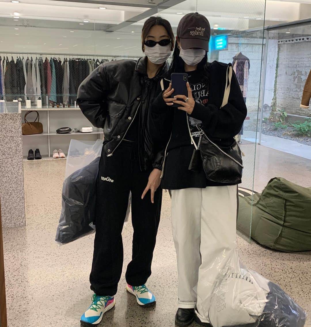 パク・ソラのインスタグラム：「만족쓰한 샤핑이였다🖤🙏🏻🖤 #버거최고」