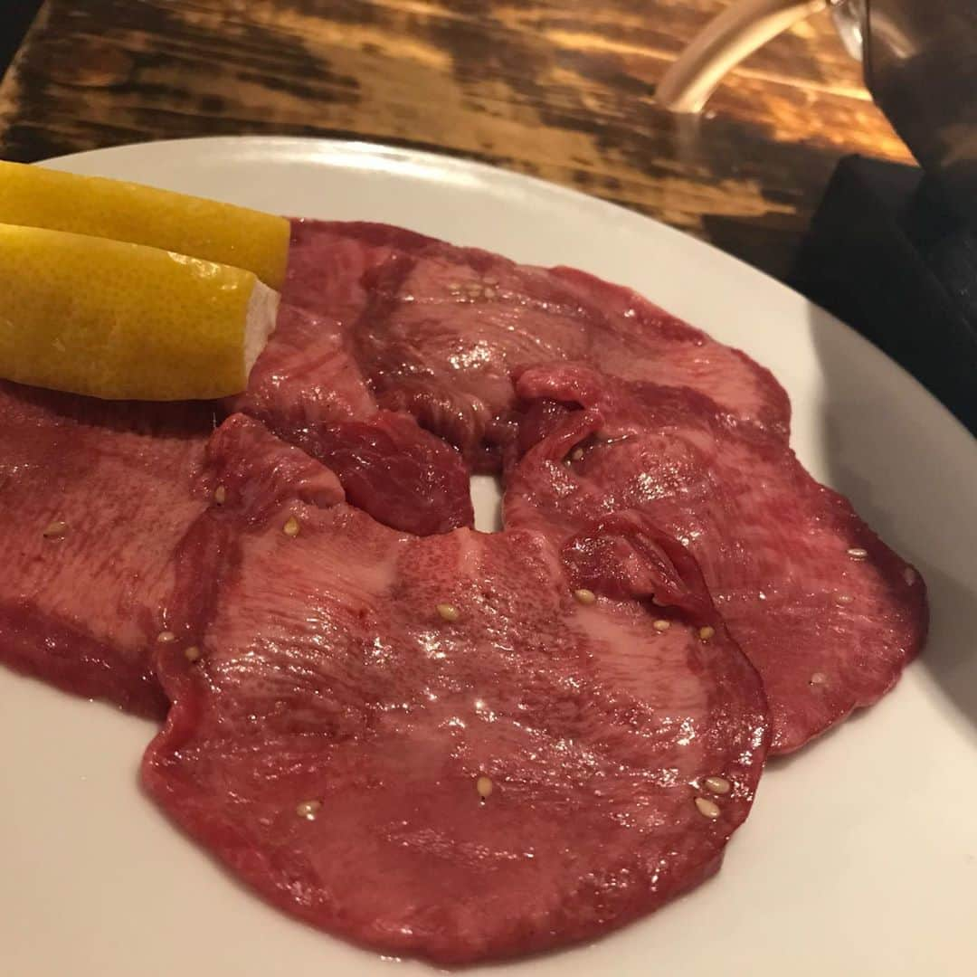 戸田めぐみさんのインスタグラム写真 - (戸田めぐみInstagram)「こないだ1人で焼肉してたら友達がやってきたやつ。  彼女は自分の推しゲームの布教してた。私も推しコンテンツの布教をしていた。  お互いにお互いを沼に沈めたい。  #焼肉 #タン塩」11月7日 16時50分 - todamegumi