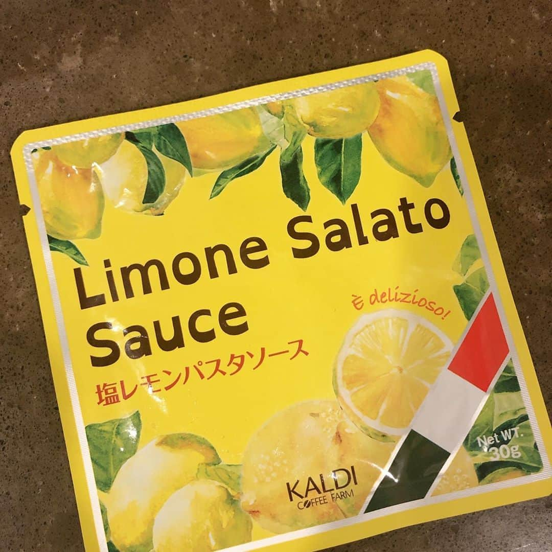 悠未ひろさんのインスタグラム写真 - (悠未ひろInstagram)「お誕生日に関西のお知り合いから頂いた、憧れのルクレーゼのお鍋😍 嬉しがりなので、ひとまずパスタを茹でました！ 赤がかわいい！なんか料理上手みたい！わぁいわぁい❤️ 形から入るタイプなので、いつもは忘れてしないのに、エプロンしてみたりして😛 おうち時間楽しんでます😚 パスタはトマトが練り込んであるパスタなので赤いんですが、味は絶対美味しくできるやーつ、カルディの塩レモンソース👍 美味しかったぁ✊️  #誕生日プレゼント #ルクレーゼ #赤 #かわいい #料理 #頑張り中 #最近 #さぼり中 #カルディ #テレビでやってたやつ #塩レモンパスタソース #トマト練り込みパスタ #ブロッコリー #ランチ #お家時間 #ほんま美味しかったです」11月7日 17時06分 - hiroyuumitomo