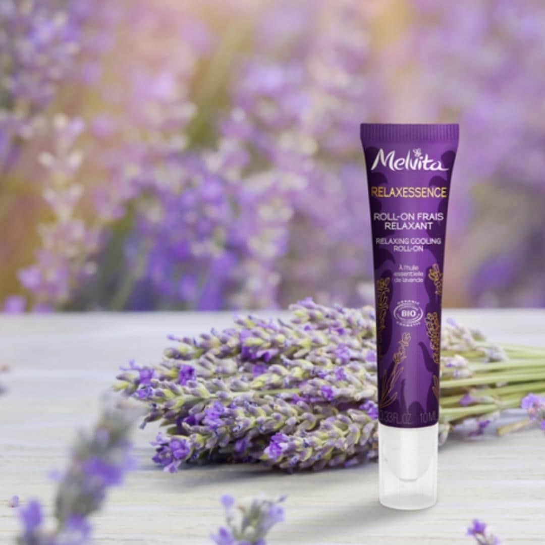 Melvita Officialのインスタグラム：「Besoin de vous déstresser ?  Cet hiver, découvrez notre Roll-On Frais Relaxant Relaxessence à appliquer dans le creux du poignet pour un intense moment de relaxation 💆‍♀  Qui a envie de tester son parfum lavande/menthe ? 👃  #Melvita #noelvita #Relaxessence #Nouveauté #noel #christmas #green #noelgreen #noelecolo #ideescadeauxnoel  #cadeauxdenoel #idéescadeaux #noel2020  #relax #détente #nostress」
