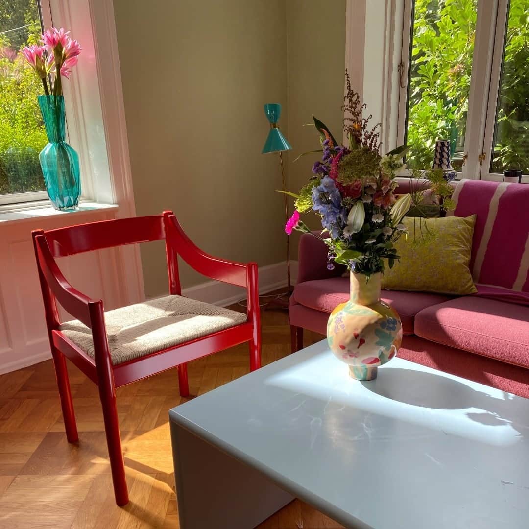 フリッツハンセンさんのインスタグラム写真 - (フリッツハンセンInstagram)「Its colour and handwoven seat makes the Carimate an homage to Vico Magistretti's original design and a true delight  Captured by @trinekjaer_  Discover more via link in bio  #fritzhansen #carimate #vicomagistretti #interiordesign #chairs #designchair #livingroomdesign #diningroomfurniture #프리츠한센  #フリッツハンセン」11月7日 17時00分 - fritzhansen