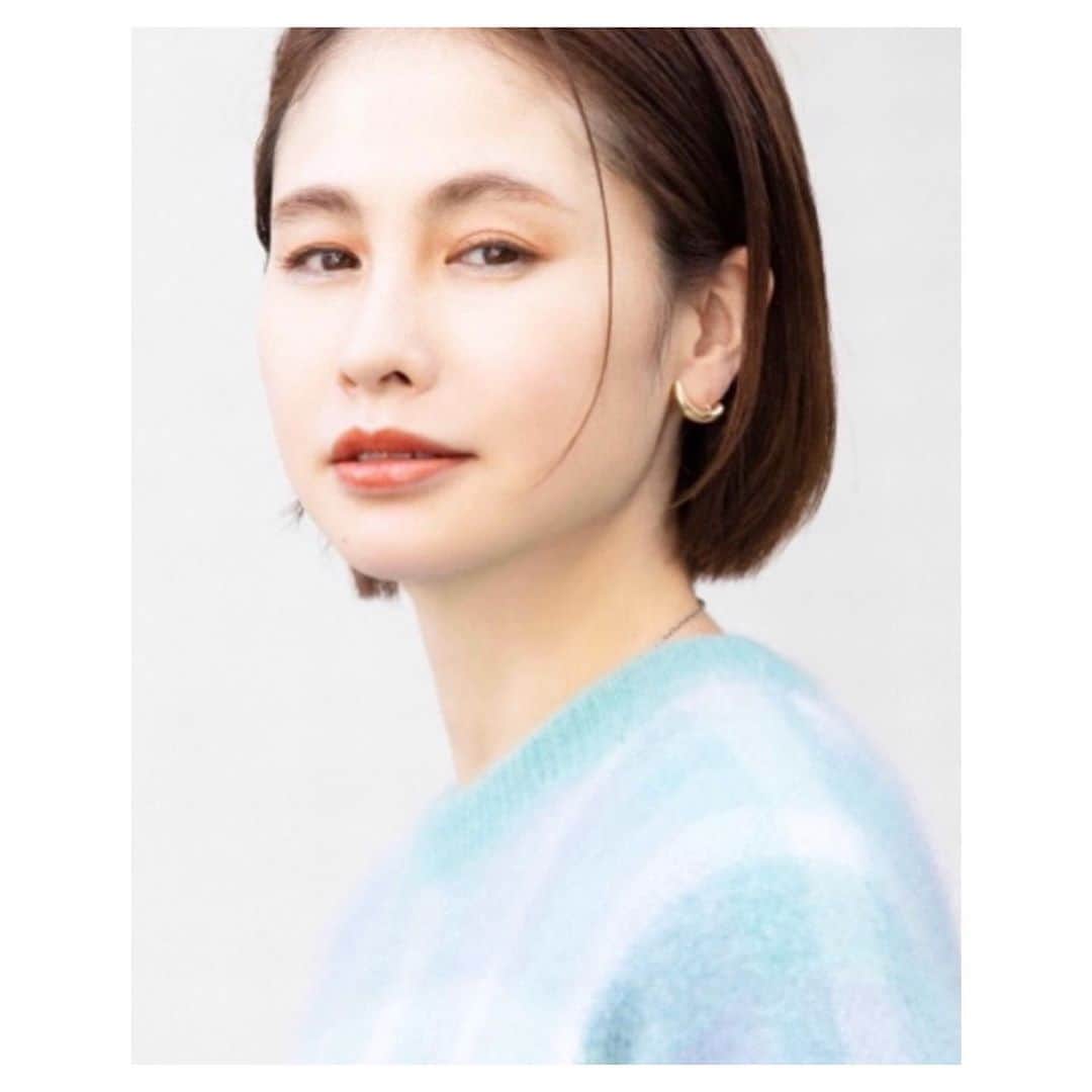 二ノ宮和佳子のインスタグラム：「#彼女たちのaewenmatoph   グリーンベースのチェックニットには、オレンジ系メイク🍊  @celvoke.jp のレッドとオレンジのアイシャドウをミックス @laboucherougeparis ブラウンレッドと @celvoke.jp のイエローのリップを重ねました  #aewenmatoph #イウエンマトフ #makeup」