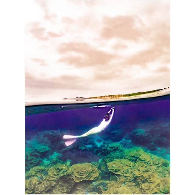 のインスタグラム：「↩︎↩︎↩︎↩︎↩︎↩︎↩︎↩︎↩︎↩︎❌10📸🎥 海中編(変)←笑😂 私が私らしく居られて自分の原点に戻れる場所♥ 地球人として産まれてきた、 私達自身一人一人が人間として生きて感謝の気持ちを忘れず毎日笑顔でいることが出来れば本当に平和な地球なんだと思う♥ 大切な事は忘れちゃいけないことを絶対に忘れちゃいけないこと♥ こんな時期にとか色々言われるかもしれない！ だけど自分自身の言動をちゃんと考えて動いていれば♥ その想いが忘れちゃいけないことなんだと思う♥ 言葉じゃ伝えきれない感謝の気持ちを心から♥  #平和な島 #大好きな場所 #台風20号 #ダブル台風 #海 #重い #硬い #でもそれも含めて全て愛する島 #海の中にいる時は1日も雨が降らなかったよ #天気の子 #ありがとうは人を幸せにする魔法の言葉 #感謝 #太陽が何時も見守っていてくれました photo&movie by   @ryumar17  @jooycamera  @monmamichelle  @anakigorubachiyohu」