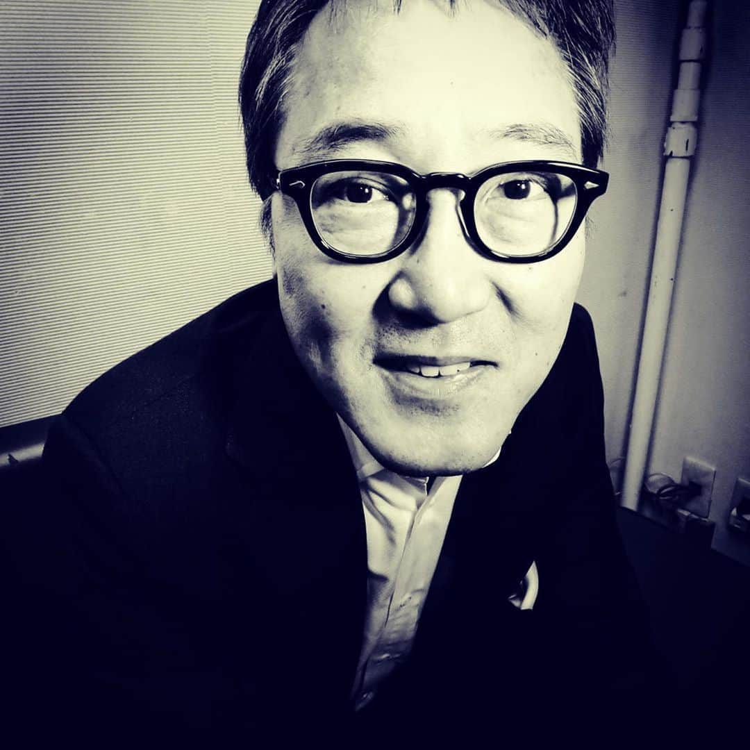 佐野史郎のインスタグラム：「以前、永瀬正敏さんに撮っていただいたスナップ📷 撮る方も撮られる方も、その時の状態が映し出されるので、写真は怖いところもあるけど、再会の時のかすかな微笑み、嬉しそうですな😅 12月公開の林海象監督7年ぶりの新作「BOLT」でもご一緒させていただきました🎥 もう一枚は最近の自撮り。 自分に警戒してどうする⁉︎😆 かなり禿げあがってきましたが、65歳ですしね、まあ、こんなものかな？ マスクはお気に入りの洋服屋さんのもの。 鼻の前に空間があって楽ちんです😷 #永瀬正敏　#佐野史郎　#林海象　#濱マイク　#弥勒　#BOLT #マスク　#ikiji」