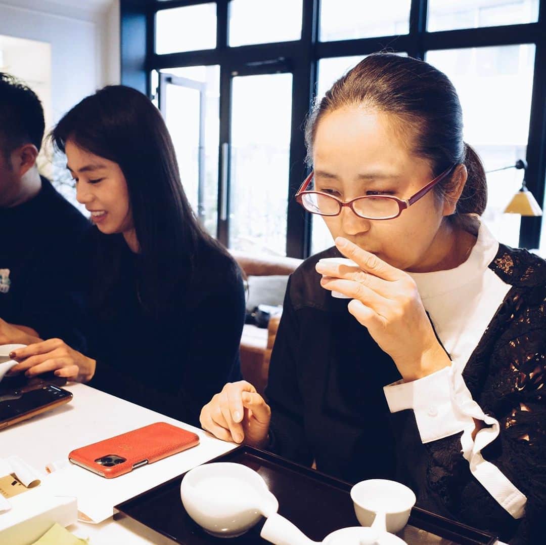 軍地彩弓のインスタグラム：「八女伝統本玉露の試飲会に参加してきました。 お茶好きで、いろんなお茶をのんできましたが、今までの常識を覆すほどの体験でした。 八女茶との出会いは、実はバンコクのレストラン、GAGANでした。 香りも甘い味も圧倒的に美味しくて、海外で日本茶の凄さを知りました。 今回いただいた、八女伝統本玉露は、ミリ単位で、お湯の温度、お茶の量、蒸らし時間を合わせます。繊細に精密に淹れることで、最大に美味しくなるのです。 お茶は澄んで、色も薄く、馥郁とした香りも、未体験な凄さ。 まるで、高級なワインや料亭のお出汁を口に含んだ時のようは味深さ。とろりとまろやかな味は今までのお茶感を覆します。  時間がなく、雑にお茶を淹れていたなあ、と反省し、お茶をもっと楽しみたいと思いました。  お茶の世界、深いなあ。🍵🫖🍵  ご馳走でした。  #八女茶 #japanesetee  #日本茶 #teaceremony」