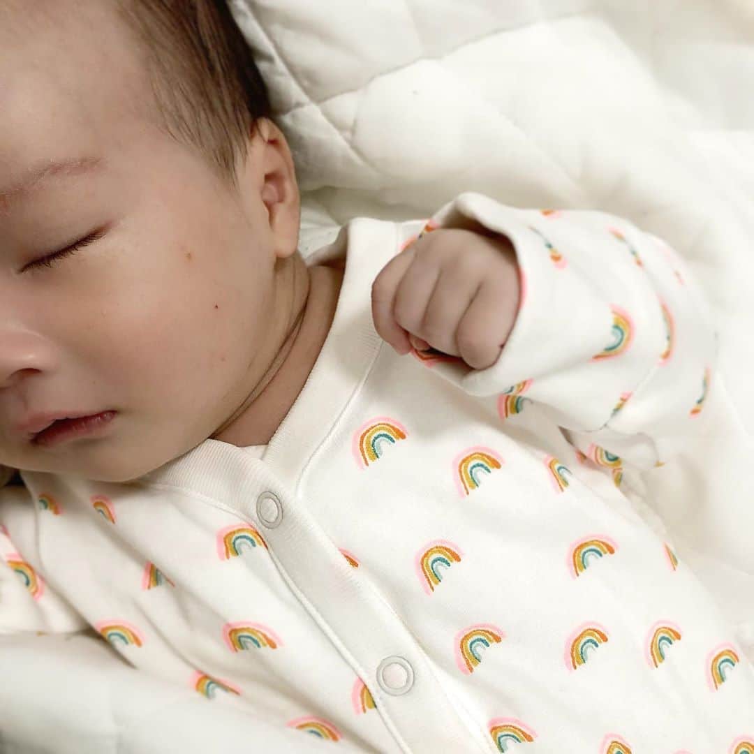 花岡維生のインスタグラム：「#👶🏻 #🌈 #niziu 好きの父母 みんな大好きだけど特に#maya さんの美しさに魅了されてます😂✨ #babyboy #赤ちゃんのいる生活 #baby #男の子ママ #男の子ベビー #ベビー服」