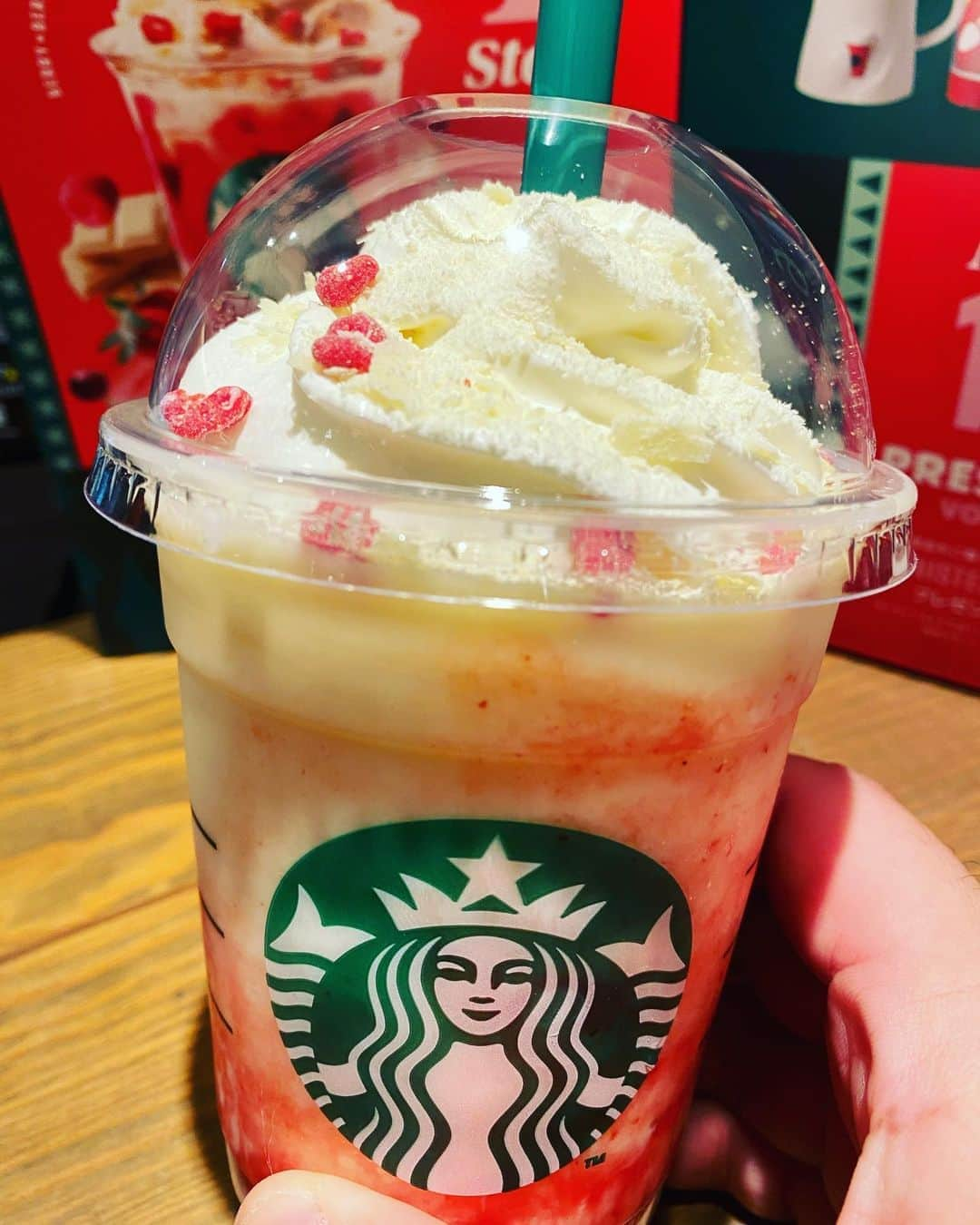 Shinnosukeさんのインスタグラム写真 - (ShinnosukeInstagram)「うむ、美味かった。ケーキだな。デザートだな。  #スタバ #starbucks #ベリーベリーレアチーズフラペチーノ #delicious #甘いけどな」11月7日 17時17分 - shinscapade