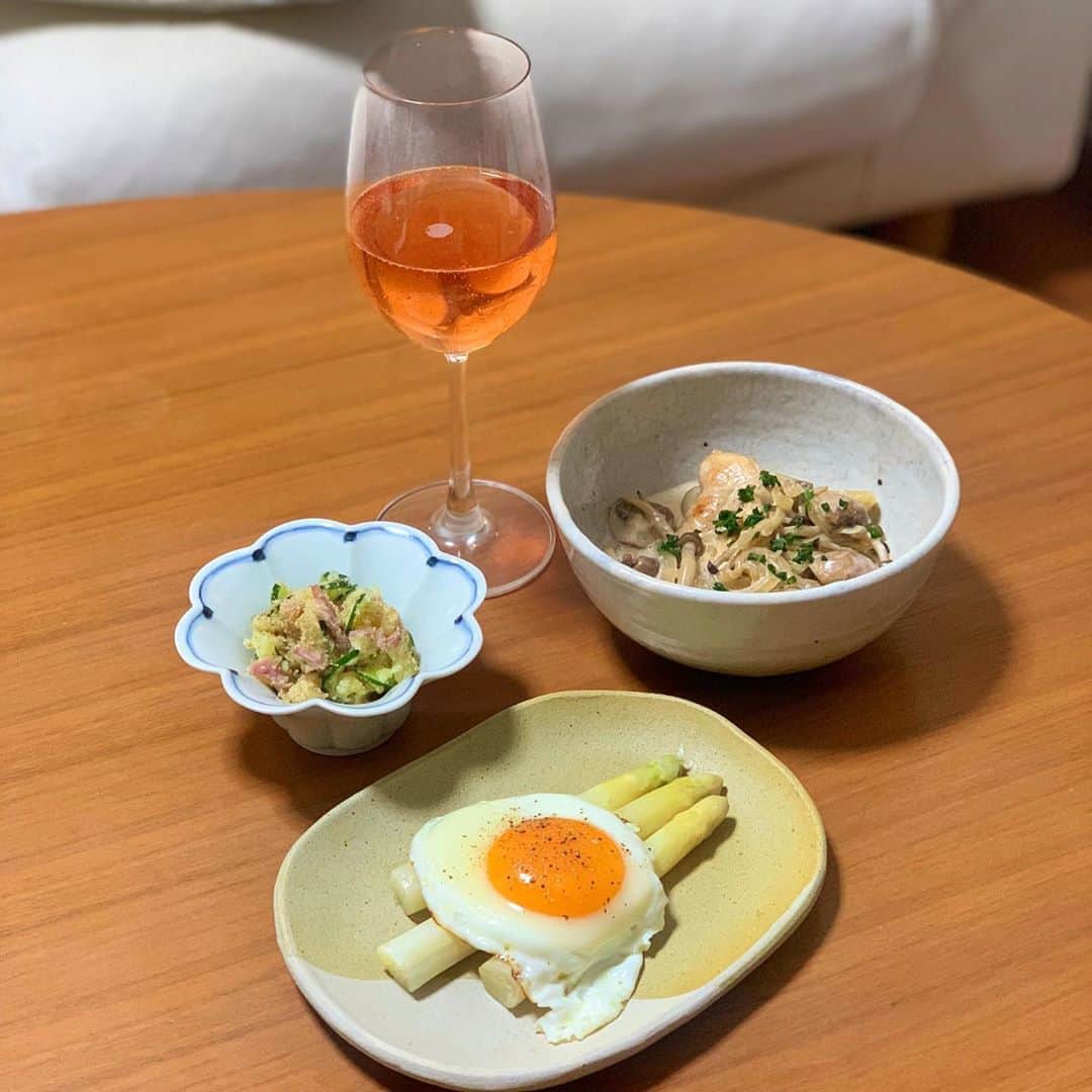平川彩佳さんのインスタグラム写真 - (平川彩佳Instagram)「. 先週のつまみ。 スタイリストさんから 誕生日でいただいたスパークリングワインと。 このワイン、美味しかった。 . #ホワイトアスパラのソテー #チキンときのこのクリーム煮 #ポテサラ」11月7日 17時27分 - hirakawa_ayaka