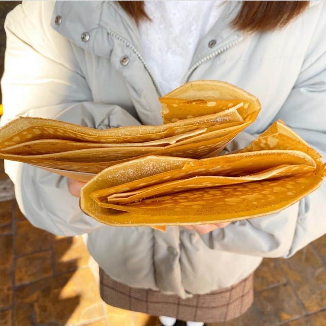 ウルフさんのインスタグラム写真 - (ウルフInstagram)「【#西荻窪　LA CREPERIE(ラ クレープリー)】﻿ ﻿ まじで美味すぎる！サックサククレープをご賞味あれ！🐺﻿ ﻿ これはほんっっとに食べてほしい！感動した！﻿ いくつか味がある中で、バターシュガーを注文！﻿ ﻿ 外側はサクサクで食べ進めるとしっとりもっちり食感の2つが楽しめるよ！﻿ 香ばしさとしつこくない砂糖とバターの味付けが生地本来の美味しさを出してて◎﻿ ﻿ ほんっとにサクッサクッて食感が楽しくていくらでも食べれそう﻿ ﻿ 見た目もかわいいし、350円と値段もかわいい﻿ スタッフさんも気さくに話しかけてくれてよき！﻿ これなら甘いの苦手な人でも食べれると思うから絶対に一度試してみて！﻿ ﻿ 土日はやっていなくて、平日も生地がなくなり次第終了！﻿ 早い時は5時半くらいで売り切れるらしいから、なるべく早めに行ってね！﻿ ﻿ ごちそうさまでした🐺﻿  ※こちらは過去に行ったお店を紹介です！﻿ ﻿ コロナの影響で営業時間や提供商品が異なる場合があるので、お店に電話などで確認してね！﻿ ﻿ 何か質問や行った感想あればコメントやらDMお待ちしてます😚﻿ ﻿ ※美味しさ、映え、コスパの評価は注文した商品だけの評価になります。﻿ ﻿ 🚃西荻窪駅から徒歩3分﻿ 👛バター・シュガー350円(税込)﻿ 💺テイクアウトのみ﻿ 📍東京都杉並区西荻南3-17-7﻿ ⏰ [月～金] 13:00～18:00あたりまで。売切れ次第終了 ﻿ 定休日﻿…土日祝 ﻿ #西荻窪グルメ #西荻窪カフェ #西荻窪ランチ﻿」11月7日 17時30分 - wolf.0313