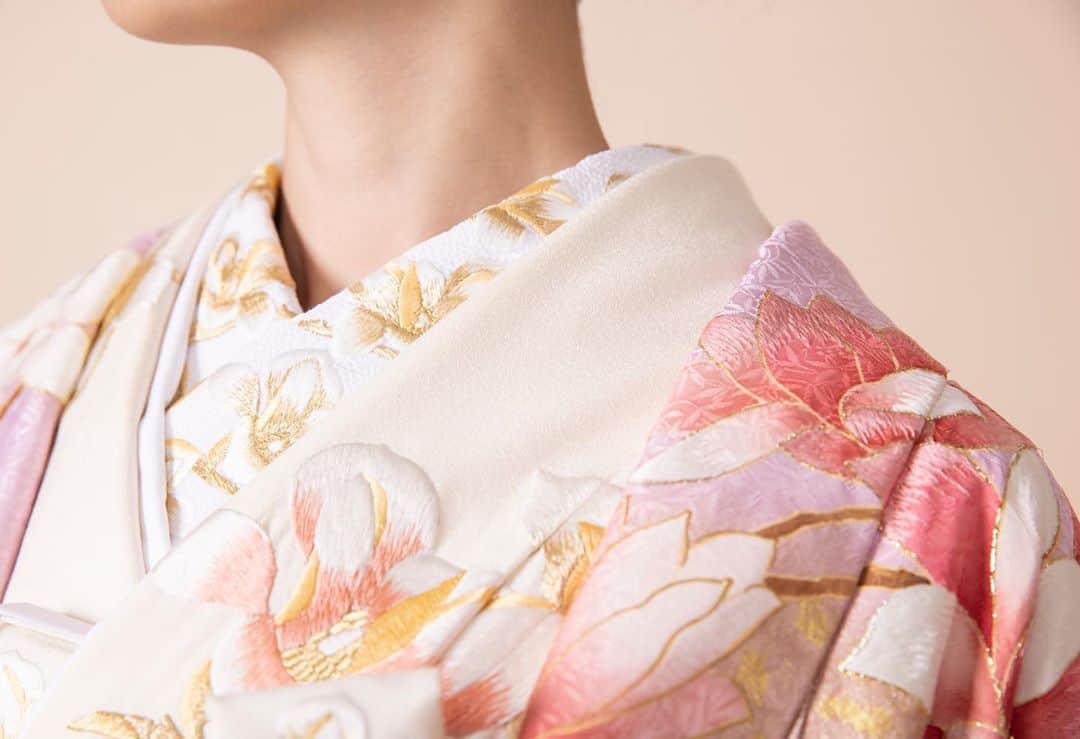 JUNOのインスタグラム：「JUNO Original KIMONO  125年前 呉服屋として創業したのが 私たちJUNOの前身です  これからも変わることなく 日本の伝統美術の美しさを 着物をとおして 皆さまへお届けできます様に  思いを込めて オリジナル着物を作成しています  ・・・・・・  こぶし木蓮に尾長と蝶 No. 01-5033  純国産絹糸からつくられた生地を 京手描友禅で染めあげています  独特の絹の光沢と 地色の淡紅藤の柔らかな色味は はんなりとした味わいを醸し出します  人生の幸せの訪れをあらわす こぶし 木蓮と尾長（鳥） 蝶 を友禅染で描いた 喜びあふれる色打掛です  #inesdisanto﻿ #MARCHESA﻿ #antonioriva﻿ #naeemkhan﻿ #inmaculada﻿ #kennethpool﻿ #zacposen﻿ #juno﻿ #junowedding﻿ #wedding﻿ #weddingdress﻿ #viktorandrolf ﻿ #lenamedoyeff ﻿ #ジュノ﻿ #ウエディング﻿ #ウェディング﻿ #ウエディングドレス﻿ #ウェディングドレス﻿ #ドレス﻿ #プレ花嫁﻿ #2020冬婚﻿ #2021春婚﻿ #福岡花嫁﻿ #東京花嫁﻿ #九州花嫁﻿ #関東花嫁 #和婚 #神社挙式」
