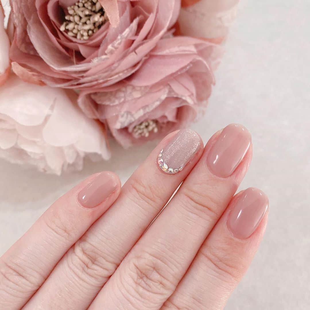 のインスタグラム：「かなーーーーり久しぶりのジェルネイル💅  自爪の方が生活しやすいと感じることもよくあるので ジェルネイルを再開するか悩みましたが、元々自爪が薄くて、すぐ亀裂が入ったり二枚爪でめくれちゃったりして、それがストレスに感じてしまったので、再開することにしました☺️  今回もやっぱりいつものヌーディカラーで✨ 薬指だけキラキラ🤩  #マオジェル #ヌーディカラー #ヌーディカラーネイル #ヌーディ #ヌーディネイル #ベージュカラー #ベージュネイル #maojel #nail #nails #nailart #naildesign #ネイル #パラジェル #ジェルネイル #ジェルネイルデザイン #ネイルデザイン」