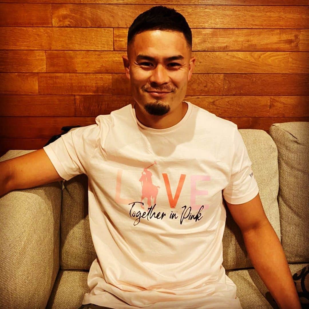 田村優のインスタグラム：「アンバサダーを務めさせていただいているラルフ ローレンさんが長年培ってきたPink Ponyキャンペーンは、がん対策のための世界的活動であり、がんのスクリーニング、早期診断、治療、啓蒙、カウンセリングの支援プログラムです。今年、この闘いの活動は、キャンペーンとして20周年を迎えます。 僕もまとっているライトピンクの「Live/Love」グラフィックTシャツの売上からは購入価格の全額100%が、Pink Ponyコレクションのその他すべてのアイテムの売上からは購入価格の25％が、ポロ ラルフ ローレン財団のPink Pony基金、または国際的ながんチャリティーネットワークに寄付され、日本では公益財団法人 日本対がん協会へ寄付され、がんの健診の推進、患者支援、研究などのサポートに役立てられます。   がんの正しい知識を持つこと、早期発見、外見だけでなく自身の健康維持、家族の健康維持、がんと向き合いそれをサポートする活動に目を向けること。本当に大切なことだと思っています。 僕もこの活動の一員となり、これからも応援し続けたいと思います。   #PinkPony #RalphLauren #PoloRalphLauren @poloralphlauren」