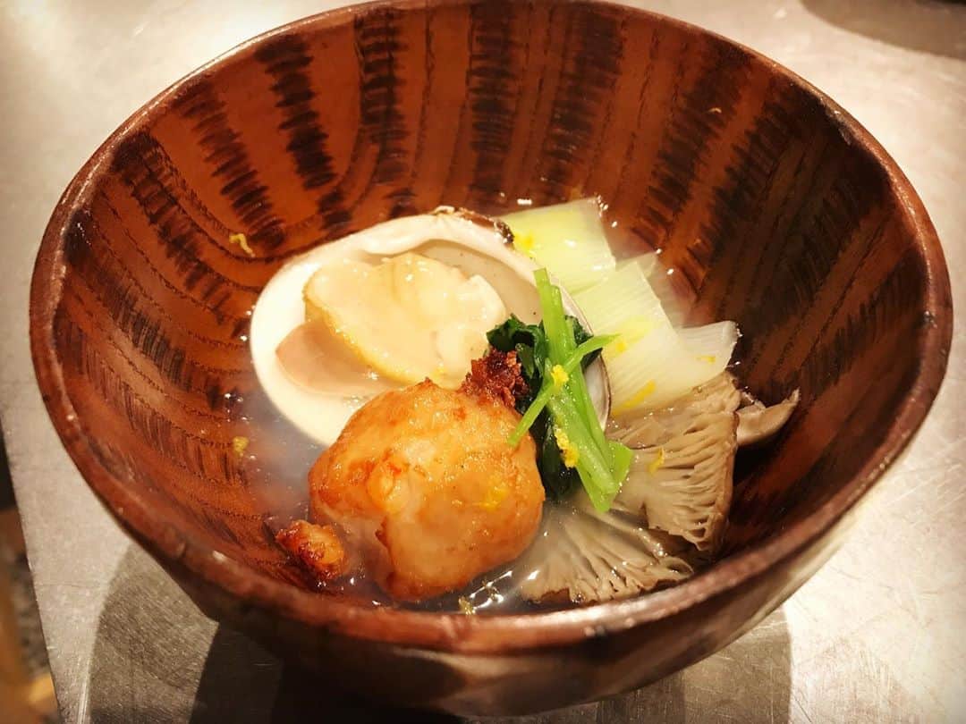池袋寅箱さんのインスタグラム写真 - (池袋寅箱Instagram)「. 【海老団子とハマグリのお椀】  絶品です〜  体も温まります。柚子香ります〜  今夜もお待ちしてますね〜  . . #池袋寅箱 #iketora #池袋飲み #池袋グルメ #お椀 #出汁 #蛤 #温まる」11月7日 17時48分 - ikebukurotorabako