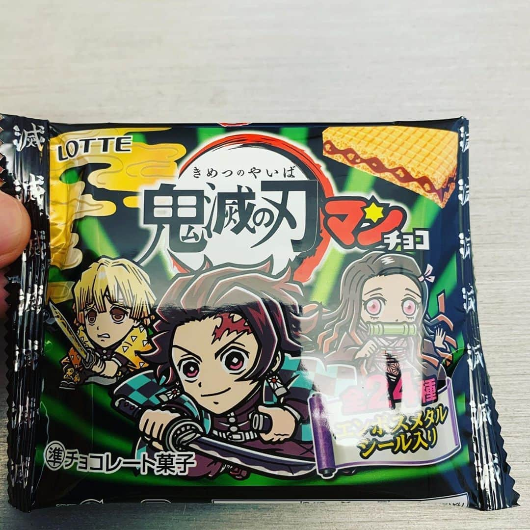 小林悠さんのインスタグラム写真 - (小林悠Instagram)「鬼滅の刃マンチョコ🍫  売り切れが続出している鬼滅の刃マンチョコをスポンサーであるLOTTEさんにお願いして１つだけGETすることができました☺️🙌  持って帰った時の子供たちの喜んだ顔は忘れられません😁  煉獄さんが出るまで頑張ります😁👌」11月7日 17時42分 - kobayashiyu11