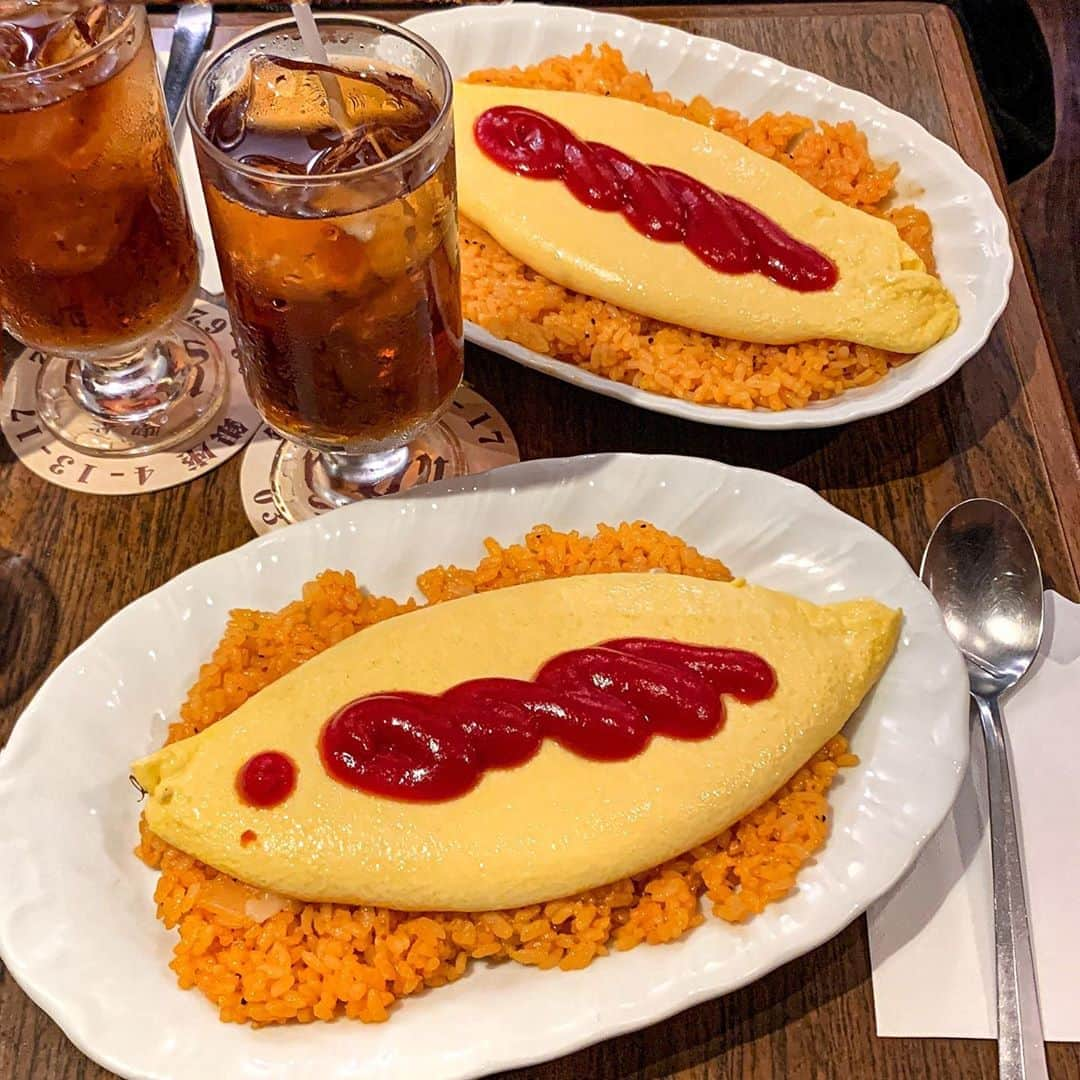 あゆまっくすさんのインスタグラム写真 - (あゆまっくすInstagram)「﻿ ﻿ ◆オムライス YOU飯セット　1,300円(ドリンク付)﻿ ＋チーズトッピング　100円﻿ ﻿ ﻿ 東銀座駅からすぐの場所にある老舗喫茶店 喫茶YOUで﻿ 絶品とろとろオムライスをいただきました。﻿ ﻿ ケチャップオムライス界でここが一番好き🥺﻿ このとろとろ感＆バターのコクは他にはないおいしさ！﻿ シンプルなケチャップライスとのバランスが最高。﻿ チーズをプラスすると味に深みが出るのでおすすめ◎﻿ ごはんの量が少なめなので、がっつり食べたい人は﻿ 大盛りにしてもいいかも💁‍♀️﻿ ﻿ 祝日の13時頃に着いて、入るまでに1時間かかりました。﻿ 平日は予約ができるけど、休日はできないので﻿ 開店前から並んだ方がスムーズです！﻿ ﻿ ﻿ 提供期間: 通年﻿ 提供店舗: 喫茶YOU (東銀座駅から徒歩約1分)﻿ ﻿ ﻿ ﻿ ﻿ #喫茶YOU#オムライス#omurice#omletrice#チーズ#インスタ映え#いいね返し#カフェ好きな人と繋がりたい#写真好きな人と繋がりたい#cafe#tokyo#tokyocafe#tokyofoodie#Ginza#カフェ#カフェ巡り#カフェ部#銀座カフェ#銀座グルメ#銀座ランチ#銀座」11月7日 17時42分 - ayumax666