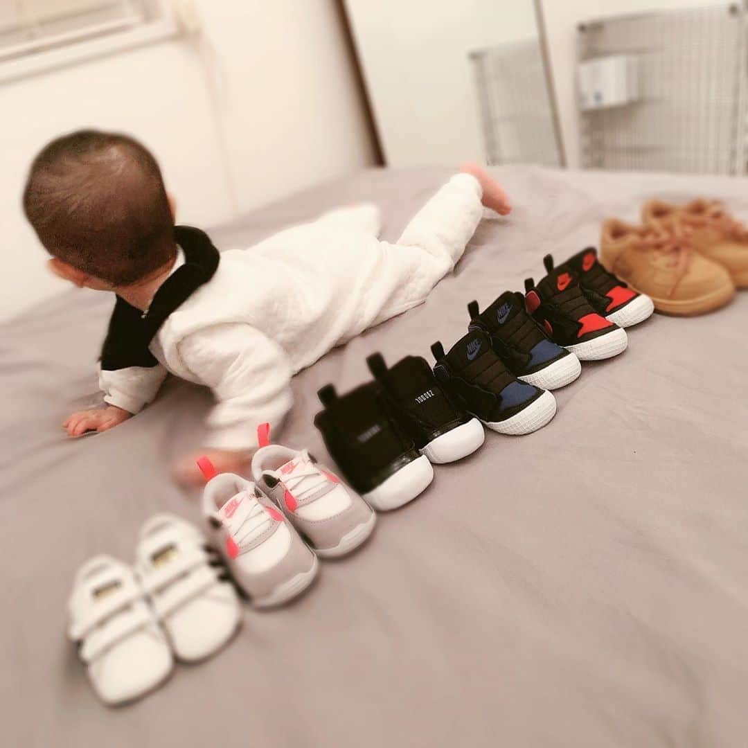 峰なゆかさんのインスタグラム写真 - (峰なゆかInstagram)「まだ歩けもしないのにチャラヒゲによってすでに私よりたくさんスニーカーを買い与えられている我が子ちゃん #baby #7monthsold #7monthsbaby #sneakers #babysneakers #airjordan #babyjordan #airjordan1 #airjordan11 #airjordan4 #adidassuperstar #nike #airmax #生後7ヶ月　#0歳　#0歳7ヶ月　#sneakerhead #babysneakerhead #赤ちゃん　#我が子ちゃん　#ベビーシューズ」11月7日 17時43分 - minenayuka