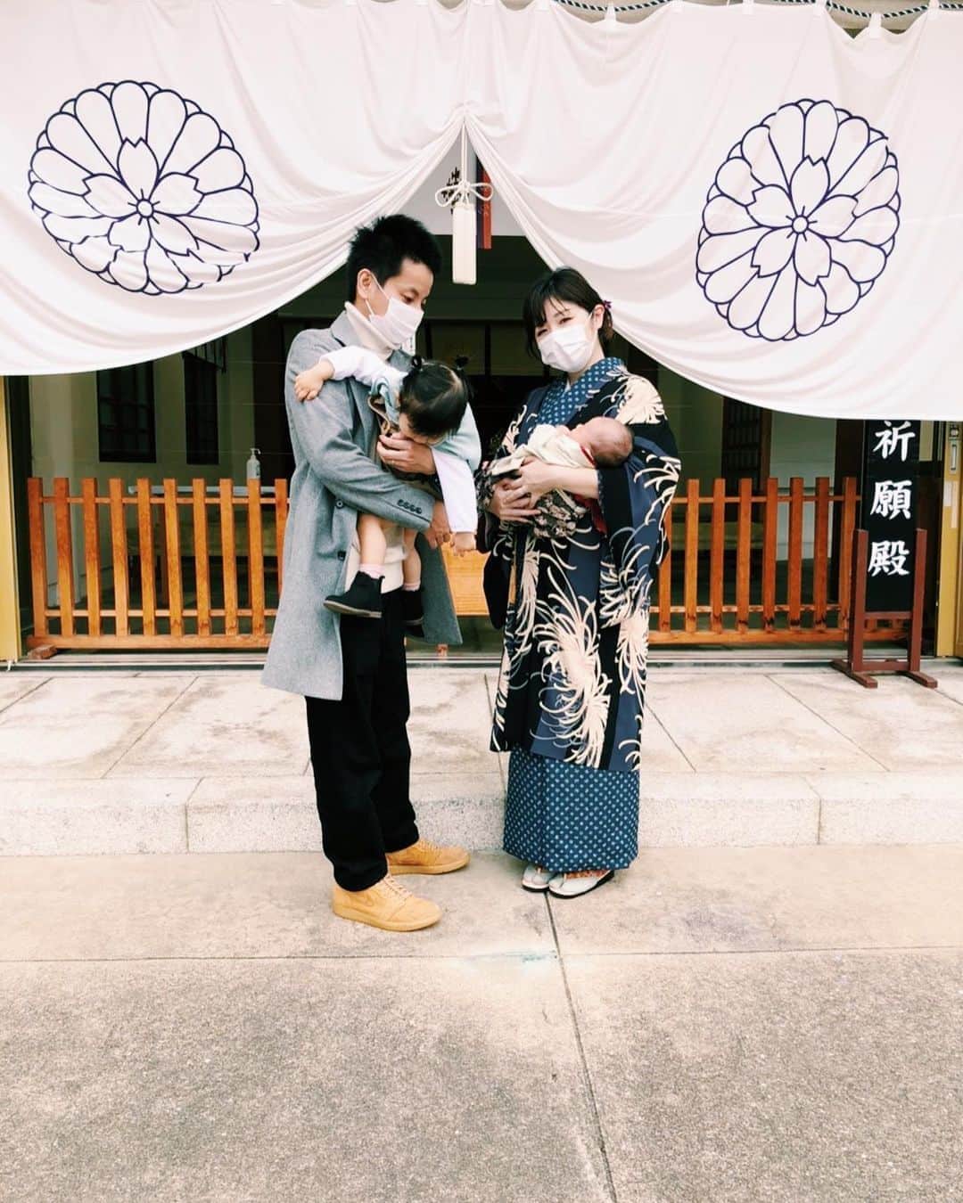 8utterflyさんのインスタグラム写真 - (8utterflyInstagram)「家族  母の着付けてくれた着物で👘  チビ達がはしゃいだり叫んだり泣いたりで しっちゃかめっちゃかだったけど 神様どうぞ、よろしくお願い申し上げます。笑  #お宮参り#kimono  #和装#長羽織#小紋 #4人家族 #年子育児  #ドタバタ #すんごい疲れた笑」11月7日 17時50分 - 8utterfly