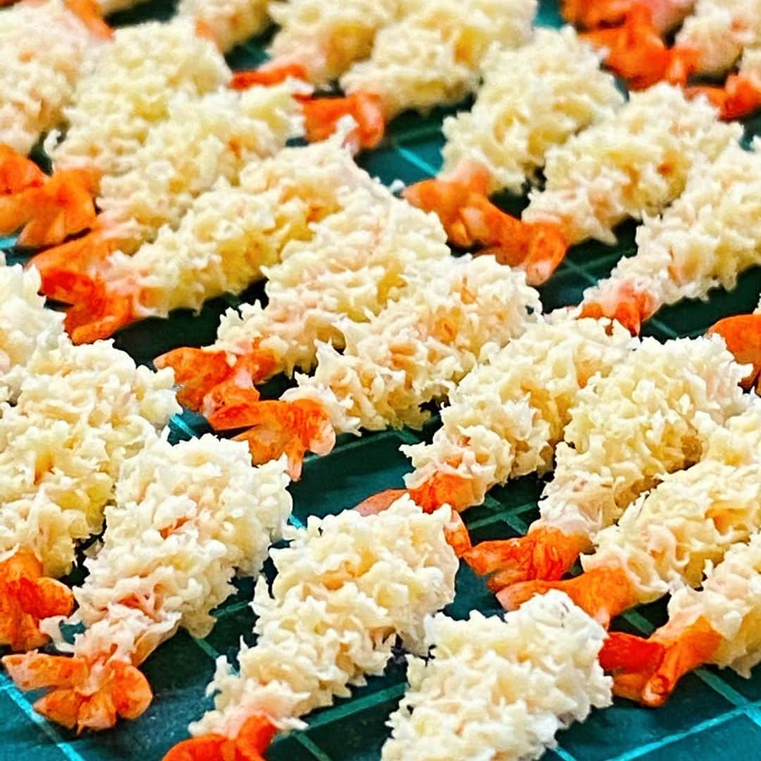 萩谷幹さんのインスタグラム写真 - (萩谷幹Instagram)「サックサクの海老天  テーブルに一面に並べたサックサクの海老天を食べてみたいなぁぁぁぁ 塩で？ 天つゆで？ うん、大根おろしたっぷり入れた天つゆに決まり。  #海老天  #天ぷら #サックサク #車海老 #miniature  #樹脂粘土」11月7日 17時48分 - kinkan3
