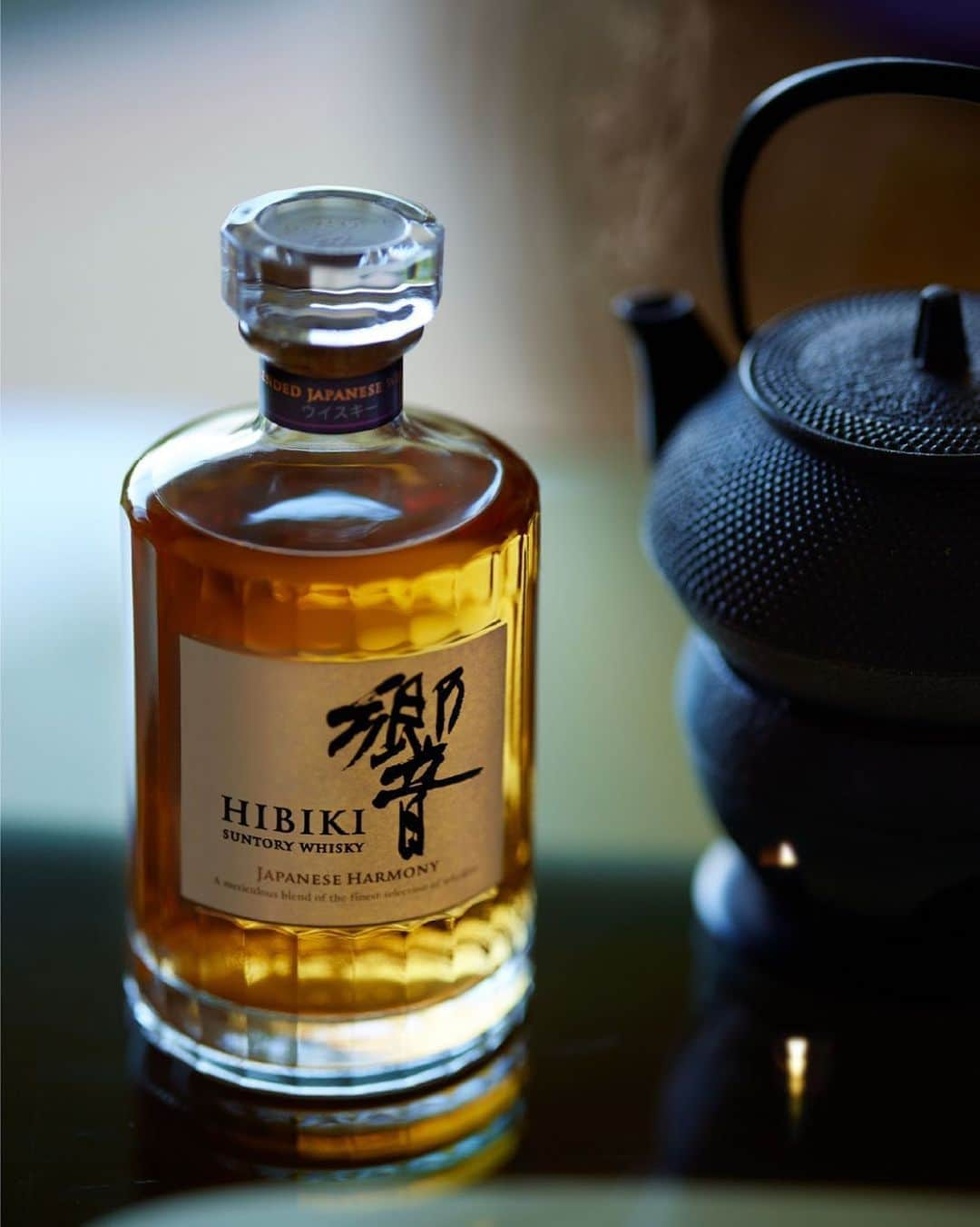 響 | SUNTORY WHISKY HIBIKIさんのインスタグラム写真 - (響 | SUNTORY WHISKY HIBIKIInstagram)「. HIBIKI TIME　～二十四節気・立冬～  凛とした冬の気配を抱く午後、琥珀の陰に揺らぐのは、立ちのぼる白い湯気 The purely fresh air in the afternoon is a sign of winter, and the white steam from the kettle flutters behind the amber.  #hibiki #響 #二十四節気 #24seasons #立冬 #ritto #初冬 #earlywinter #鉄瓶 #鉄器 #ironkettle #potwarmer #withnature」11月7日 17時54分 - suntorywhisky_hibiki