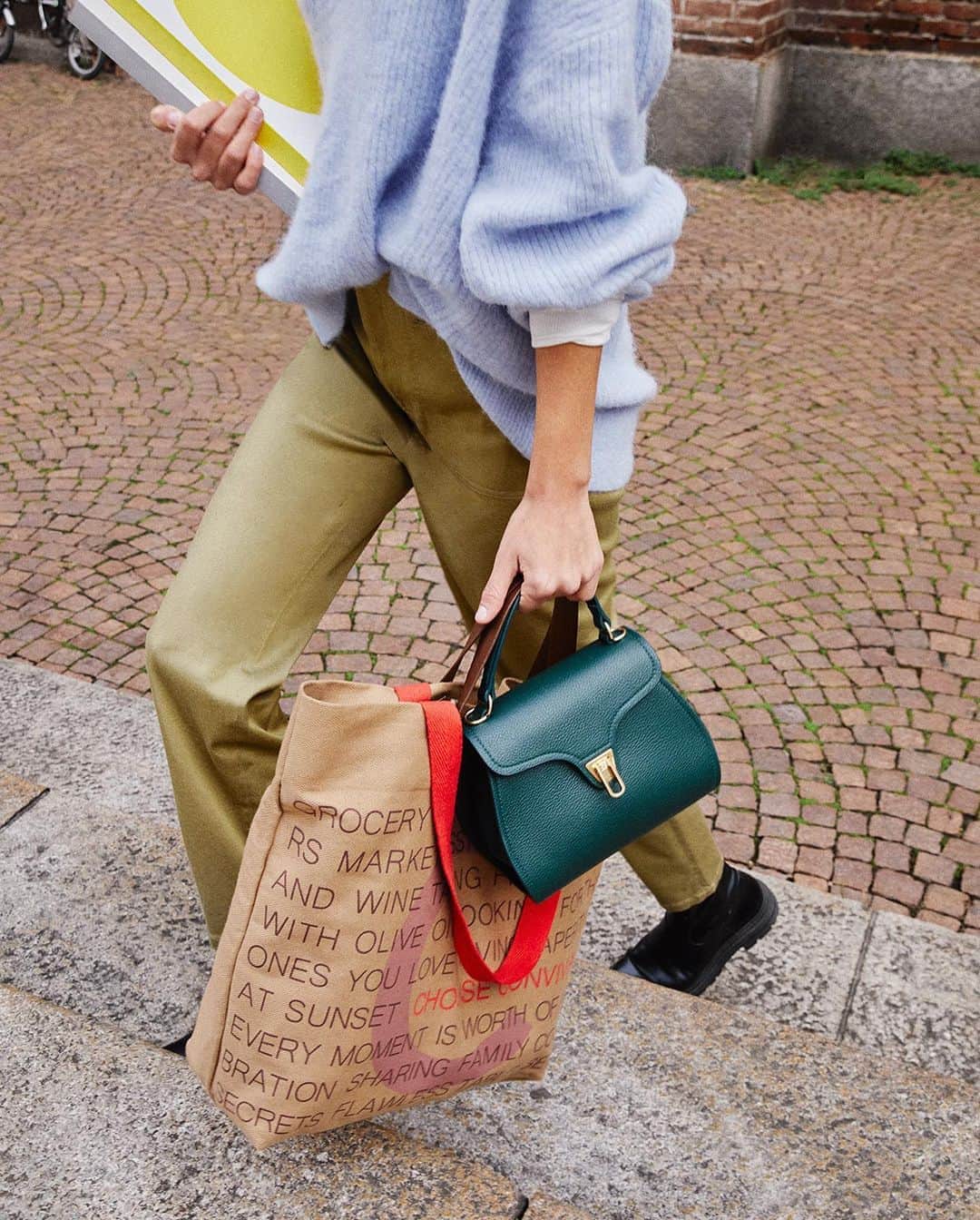 コチネレさんのインスタグラム写真 - (コチネレInstagram)「Keep your market bag always on your side.  #Coccinelle #CoccinelleBags #ItalianConviviality #MarketBag」11月7日 17時54分 - coccinelleofficial