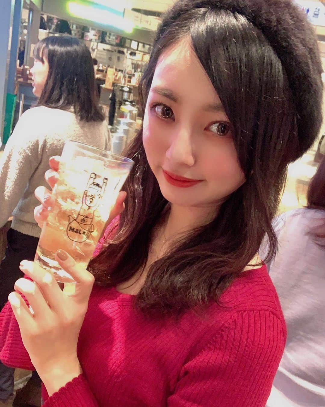 川村まりさんのインスタグラム写真 - (川村まりInstagram)「こんなんあげたら、酔ったらすぐに寝るくせに！って言われそう！笑笑 適量だとほろ酔いで楽しく寝れずにおれるもん！飲み方によるもん！  #バル地下#バル地下ルクア #グラスかわいいなおもて#前髪直したら何かを察して撮ってくれた」11月7日 17時55分 - marimari725