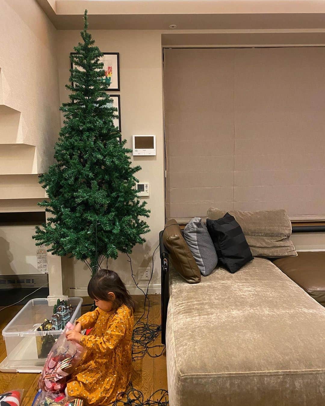 西口理恵子さんのインスタグラム写真 - (西口理恵子Instagram)「クリスマスツリー出しました❤️🌲 季節もののクリスマスツリーは、 息子の部屋のメゾネット部分に収納しています。 飾り物は、#天馬 の #とっても便利箱　に入れてます。 写真のようにチャック付き袋に収納していました！ クリスマスが待ち遠しいですね😍 . . ▫️▫️▫️▫️▫️▫️▫️▫️▫️▫️▫️ 西口理恵子の美人収納セミナー 〜時間整理編〜 ▫️▫️▫️▫️▫️▫️▫️▫️▫️▫️▫️ . 少ない時間で沢山のタスクをこなすことが 時間整理ではありません。 それは、時間管理です。 . 時間「整理」としたのは、 皆さまにとっての「必要なコト」「不必要なコト」を 明確にしたいからです。 . 今年で4年目ですが、 2年目の受講者様が3年目も来てくださる リピート率が高いのも、この講座の特徴です。 また、ありがたいことに、北海道や九州など 遠くからお越しくださる方も。 . 今年はオンラインです。 自宅から受けられ、赤ちゃんがいても大丈夫です。 この2020年から人生を美しく整理し、 日々の時間を可視化して幸せを増やしましょう。 . ▶︎①11/16 am ▶︎②11/16 pm  ▶︎③11/18 am ▶︎④11/18 pm  ▶︎⑤11/23 am ▶︎⑥11/23 am 詳細・申込→@rieko_nishiguchi リンクより . . ▫️▫️▫️▫️▫️▫️▫️▫️▫️▫️▫️ 整理収納アドバイザー２級認定講座 ▫️▫️▫️▫️▫️▫️▫️▫️▫️▫️▫️ . 今日から一生実践できるスキルを １日6時間で、皆さまにお伝えします。 ◆不動産関連、住宅設備メーカーにお勤めの方。 ◆履歴書に書ける資格を取得したい方。 ◆片付けがどうしても苦手な方。 ◆整理収納の仕事がしたい方。 ◆男性、高校生、60歳以上の方も。 オンラインだから、北海道から沖縄まで、 そして海外からもご参加いただけます。 . 600名中【2019年度 優秀講師】として表彰されました。 2020年4-8月で24回のオンライン開催、116名の受講者様を輩出。 講師歴11年、多数の実体験をもとに、分かりやすく伝えます。 .  ▶︎11/09（月）8:30〜15:30 オンライン（満席/定員10）  ▶︎11/21（土）9:30〜16:30 オンライン（定員10）  ▶︎11/26（木）8:30〜15:30 オンライン（定員10） . 申込→@rieko_nishiguchi リンクより . . ▫️▫️▫️▫️▫️▫️▫️▫️▫️▫️▫️ 企業内整理収納マネージャー講座 ▫️▫️▫️▫️▫️▫️▫️▫️▫️▫️▫️ . オフィスの片付け！２級受講後すぐ申込可能。 経営者・総務・５Ｓご担当者の方へ。 全国どこからでも、そして海外からでも、 自宅・オフィスどこからでも受講いただけます。 . ▶︎ 11/11（水）8:30〜16:00（定員10）  申込→@rieko_nishiguchi リンクより . . 〜〜〜〜〜〜〜〜〜〜〜〜〜〜〜 . #西口理恵子 #美人収納 #美しい人生 #整理収納アドバイザー #美人 #収納 #整理 #整頓 #片付け #ビフォーアフター #グランフロント #シンプルライフ #インテリアコーディネーター #インテリア #simplelife #整理収納アドバイザー２級認定講座 #オーガナイザー #リノベーション #リフォーム #1in1out #不動産 #芦屋 #大阪 #クリスマス #クリスマスツリー #クリスマスツリー飾り付け #クリスマスツリー購入  .」11月7日 17時55分 - rieko_nishiguchi