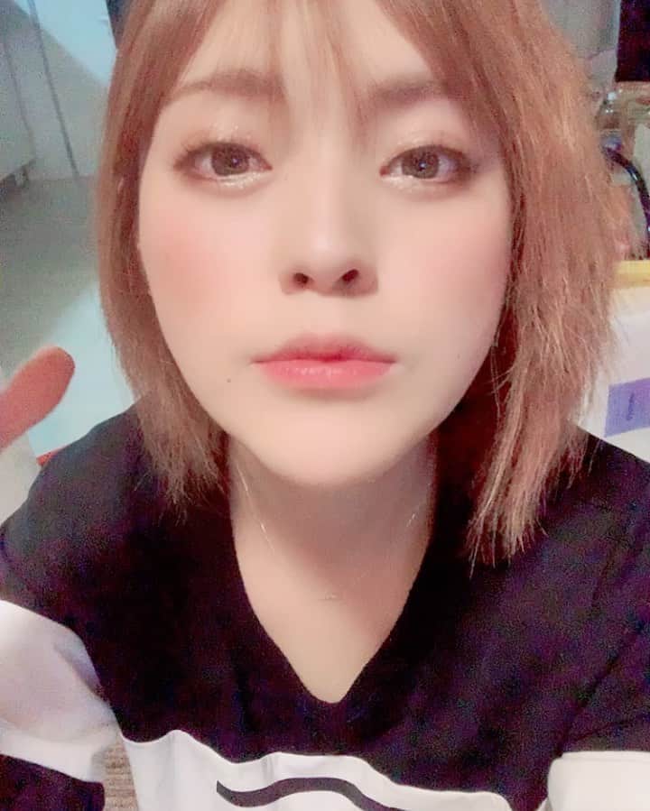 のインスタグラム：「この動画のメインは王子の声です。 #夜に駆ける  #王子 #謎の替え歌 #腹減った #髪色変えたいな 🙄 #ブリーチしたい欲 🙄 #誕生日月だしやっちゃおかな 🙄」