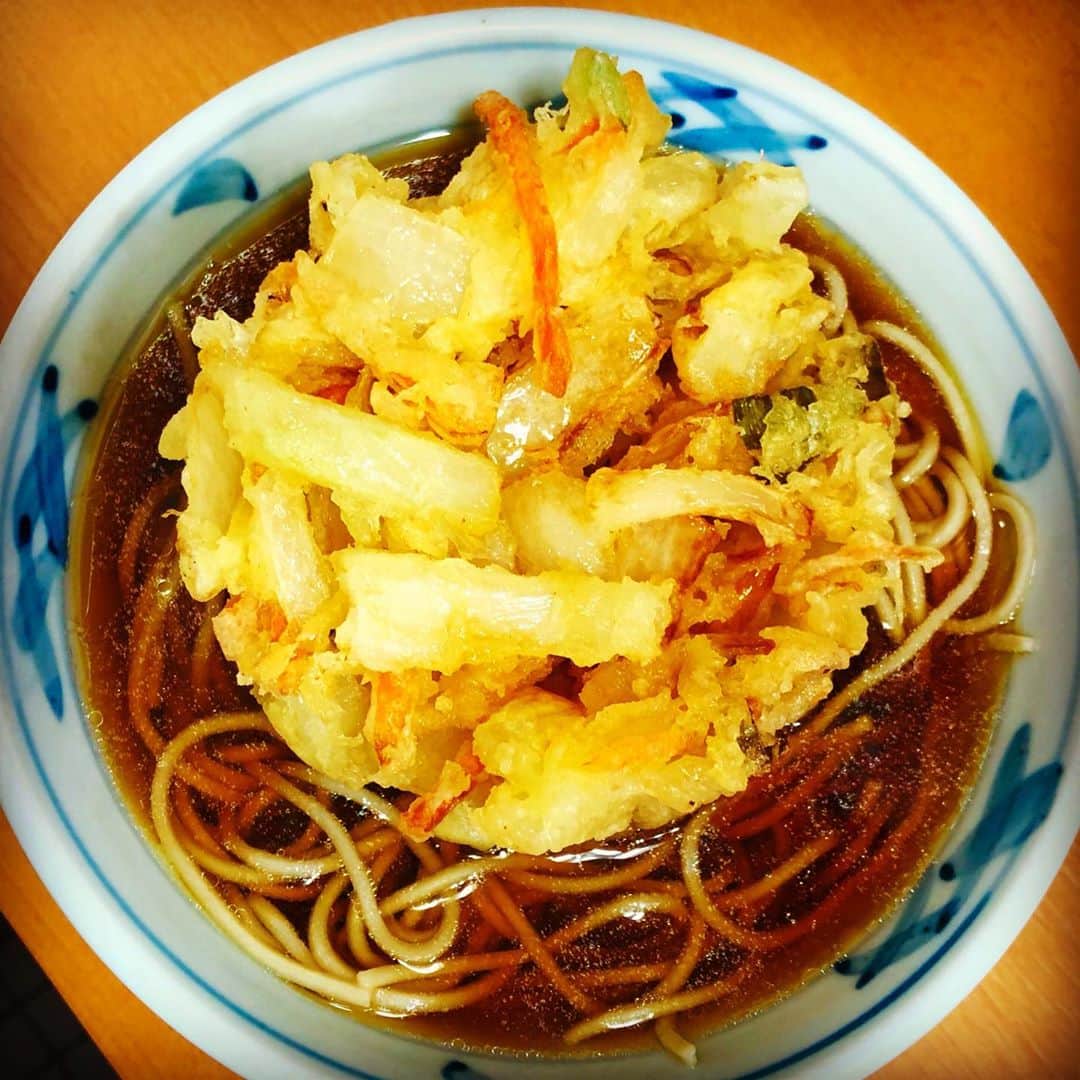 河内孝博のインスタグラム：「【麺麺活動】かき揚げが、揚げたて熱々〜♪」