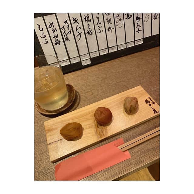 金澤朋子さんのインスタグラム写真 - (金澤朋子Instagram)「. . 野田真実( @noda_mami_ )ちゃんと一緒にソラマチにある「立ち喰い梅干し屋」へ行って来ました！！！ . 3粒とほうじ茶のセットを頼んで、私はすっぱい梅・三年梅・みかん梅の3種類を選びました☺️👌🏼沢山の梅干しの中から自分好みのものを選ぶの、超絶楽しかったなぁ〜 . #juicejuice #金澤朋子  #MELLOWMELLOW #野田真実 ちゃん  #ソラマチ #立ち喰い梅干し屋 #梅干し #最高  #梅好き #いつかは #手作り梅干し を✨」11月7日 18時06分 - tomoko_kanazawa.official