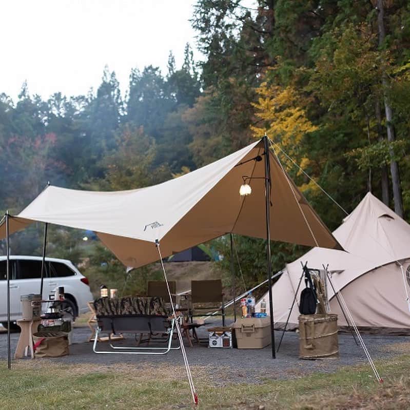 キャンプ情報サイト［ランタン］さんのインスタグラム写真 - (キャンプ情報サイト［ランタン］Instagram)「CAMP SMILE STYLE ／ こだわりはシックなカラーで揃えたキャンプギア ＼ いろんなキャンパーのキャンプスタイルを現地取材と一般キャンパーからの投稿で数多く掲載してます。 . . 詳しくは @lantern.camp webサイトをご覧ください . . #camp #camping #outdoor #travel #trip #lantern_smile #nature #キャンプ #キャンプ用品 #キャンプギア #アウトドア #テント #自然 #旅行 #キャンプ初心者  #キャンプ好きな人と繋がりたい #camper #外遊び #椛の湖オートキャンプ場 #ファミリーキャンプ #LANTERN #ファミキャン #キャンプレイアウト #STANLEY #スタンレー #キャンプコーデ #キャンプデビュー」11月7日 18時06分 - lantern.camp