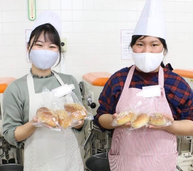 神戸製菓専門学校（公式）さんのインスタグラム写真 - (神戸製菓専門学校（公式）Instagram)「🍞オープンキャンパス🍞 今日は #きのこカレーパン の体験でした❗️秋限定メニューです🍄😋  カレーを包む #包あん という作業に挑戦していただき、材料の計量をして実際にパンの生地ができるまでの流れも学んでいただきました✨😌  外はさくさく♪中はふわふわ♪ ちょっぴりスパイシーなカレーとやさしい口当たりのきのこは相性◎  #パン職人 #パン作り に興味がある方は、関西唯一 #1年間でパン職人に なるための本格的なカリキュラムを、ぜひ体験しに来てください✨🍞😆  次回のパン体験オープンキャンパスは 「11/29(日) #カマンベールセサミパン 」 #カマンベールチーズ がゴロッと入ったゴマ入りパンです💕☺️  みなさまのご参加をお待ちしております♪予約はLINEやプロフィールページのリンクから！☺️  #神戸製菓　#神戸製菓専門学校　#製パン本科　#パン　#パン作り好きな人と繋がりたい #ブーランジェ　#オープンキャンパス　#パン活 #パン部 #カレーパン　#チーズパン　#神戸　#製パン専門学校　#パン専門学校　#三ノ宮　#pattistagram2020」11月7日 17時59分 - kobeseika_info