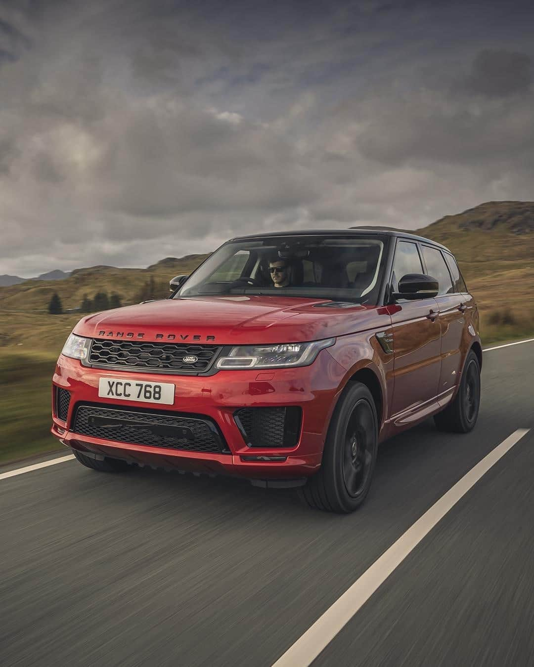 Land Roverさんのインスタグラム写真 - (Land RoverInstagram)「The #RangeRoverSport doesn't just focus your attention - it demands it.   #LandRover #FirenzeRed #AutomotiveDesign #CarDesign #LuxurySUV #PerformanceSUV #RangeRover50 #50YearsOfRangeRover」11月7日 18時00分 - landrover