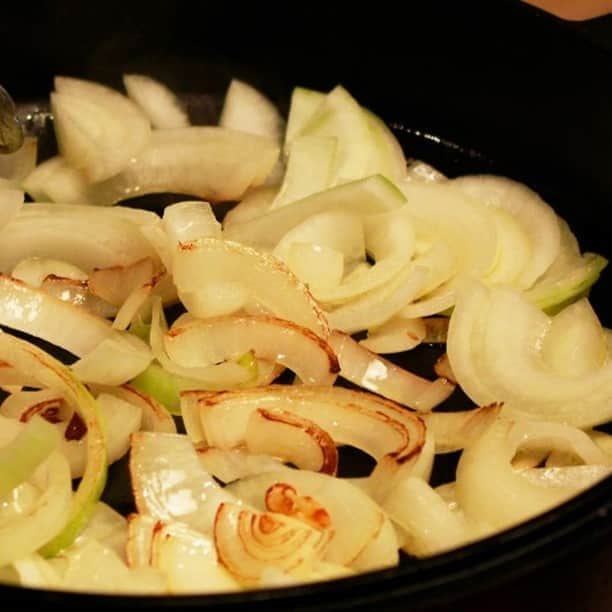 よなよなエール/ヤッホーブルーイングさんのインスタグラム写真 - (よなよなエール/ヤッホーブルーイングInstagram)「今日は#鍋の日 だそうです。 みなさんの好きな「鍋」はなんですか？ コメント欄でぜひ教えてください🍻  そして、本日は #よなよなエール にあう、超～簡単な洋風「トマトすき焼き鍋」をご紹介しますね🍅 　 鍋にオリーブオイルとにんにくを入れ弱火で熱し、香りが出てカリカリになったらにんにくを取り出し、別の皿に取っておく。玉ねぎを入れて中火で炒める。 玉ねぎに焼き目がついたらバジル・トマトを加え、割り下を加えてひと煮立ちさせる。 焼き豆腐・キノコ類・野菜類・牛肉を鍋に加え軽く煮込み、火が通ったら完成。取り出したにんにくを鍋に散らして盛り付けたら、溶き卵にくぐらせて召しあがれ！ . ペアリングのポイントなど、更に詳しく知りたい方は、#よなよな料理部 のこちらの記事で👉 https://yonasato.com/column/recipe_7/ ( @yonayona.ale のプロフィール欄から飛べます✈️）  ===  ヤッホーのビールを飲んだ日は @yonayona.ale をタグ付けして、postいただけると嬉しいです😊 もしかしたらリポストさせていただく…かも？  === . .  #クラフトビール #家飲み #飲酒タグラム #宅飲み #呑み #ビール女子 #ビール好き #ビアスタグラム #ビールクズ #ビール大好き #ビール好きな人と繋がりたい #beer #craftbeer #cheers #instabeer #beerstagram #beertime #ビール部 #ヤッホーブルーイング #ビール飲みたい #缶ビール #おうちごはん #ペアリング #レシピ #鍋 #鍋パーティー」11月7日 18時00分 - yonayona.ale