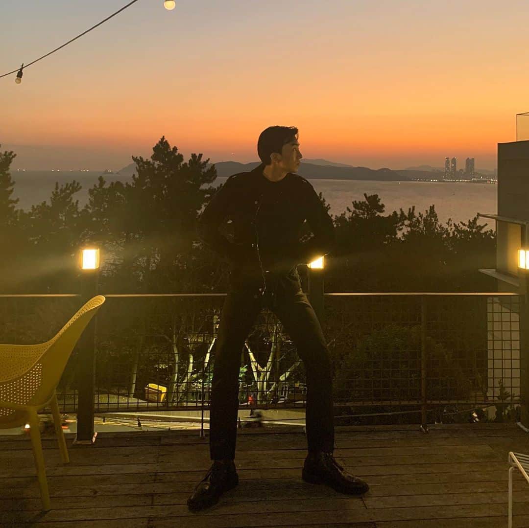 ト・サンウのインスタグラム：「주황색 바다 위에 더듬이 💇🏻‍♂️」