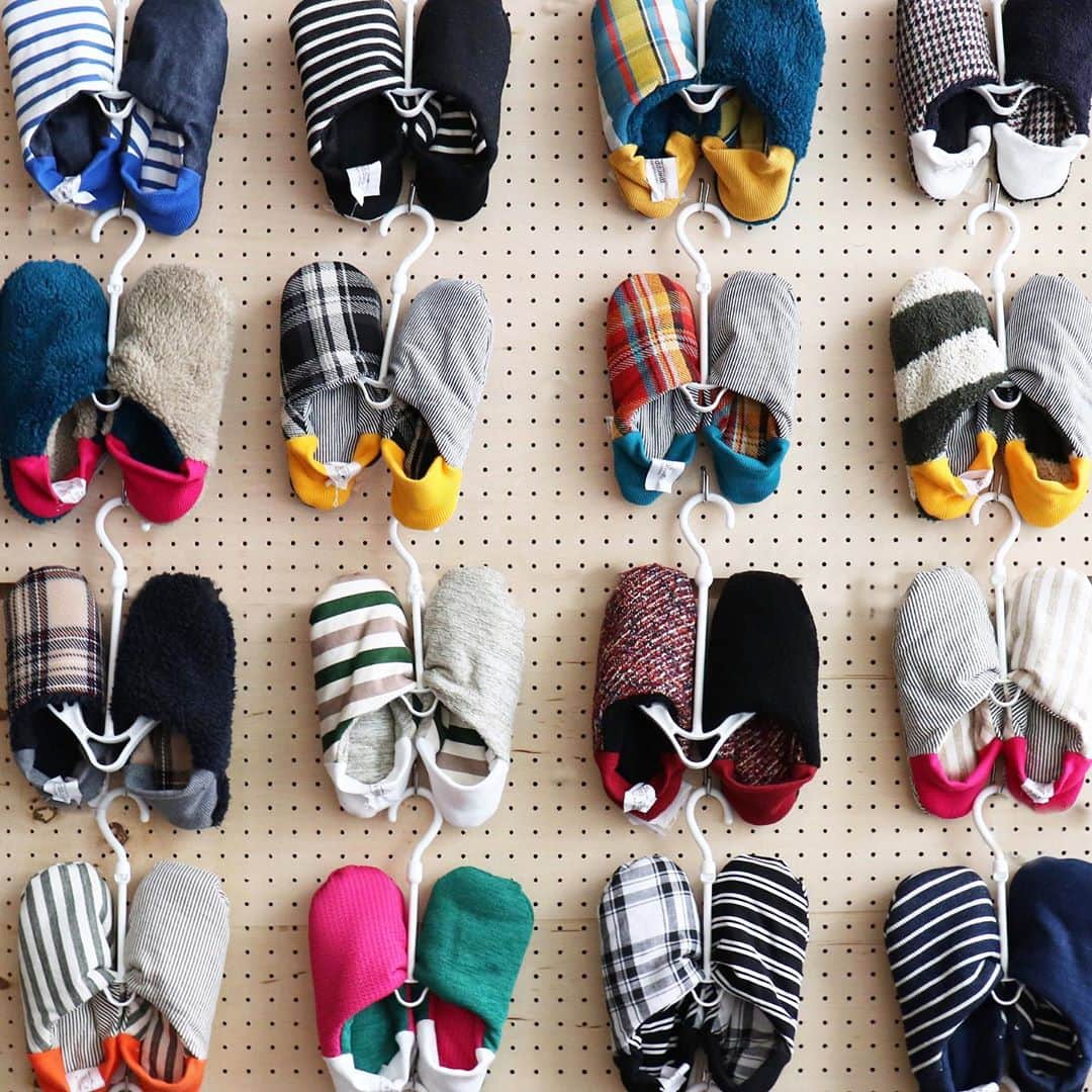 伊東屋さんのインスタグラム写真 - (伊東屋Instagram)「.  冬の支度は足元から。 . 靴下でもスリッパでもない、心地よいルームシューズ。 素足のまま履けて丸洗いもできる優れものです。 . 暖かくて心地良くて、そして心躍るアイテムで ご機嫌な冬にむけて一歩前進しましょう。👣 . . Japanese House Shoes . . #merippa#メリッパ#roomshoes#houseshoes#メリッパ#ルームシューズ#ハウスシューズ#スリッパ#ginzaitoyastore#itoya#伊東屋#銀座伊東屋」11月7日 18時03分 - itoya_official