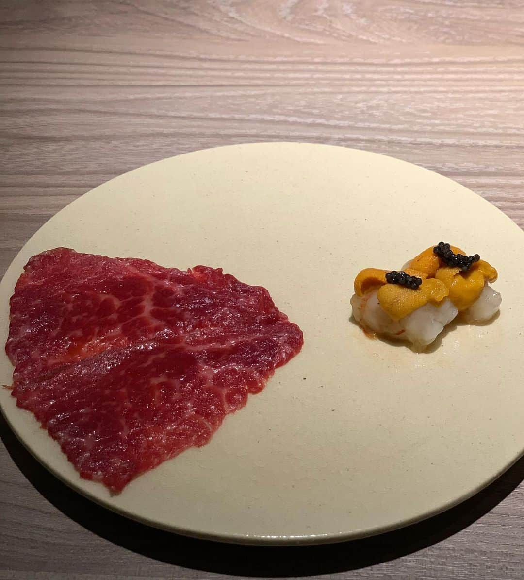 駒田奈美さんのインスタグラム写真 - (駒田奈美Instagram)「・ ・ ・ 『美味しいお肉に舌鼓♡』 ・ ・ 昨夜は家族と焼肉を ・ ・ 厚切りタンやシャトーブリアンのサンドウィッチ 特上サーロインの焼きしゃぶに 特上ロースとハラミ 和牛の贅沢なコース⭐︎⭐︎⭐︎ ・ ・ 完全個室でお店の方が目の前で焼いてくださるので 美味しいお肉をゆっくり堪能してきました♡ ・ ・ ・ #駒田奈美#オスカープロモーション#モデル#焼肉#高級焼肉#厚切りたん #シャトーブリアン#ロース#ハラミ#牛gyu#船橋#完全個室#船橋焼肉」11月7日 18時03分 - nami.komada