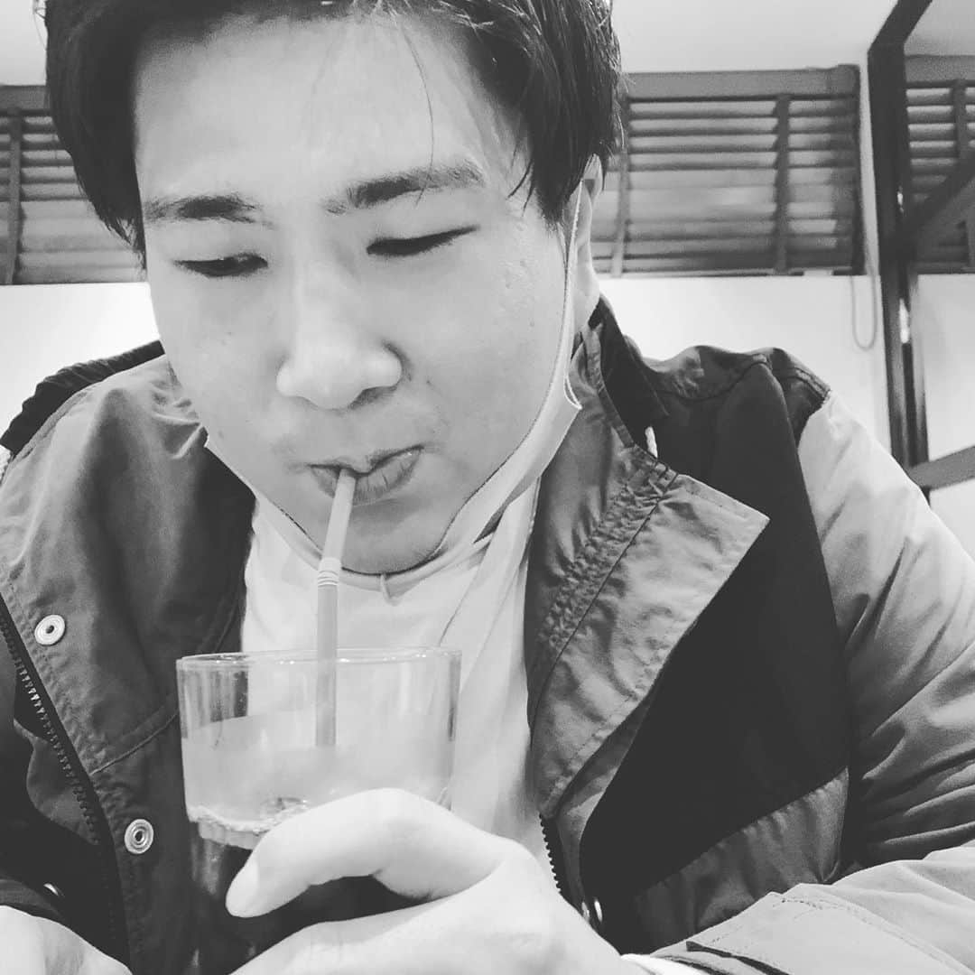 中野周平のインスタグラム：「きんちゃんが飲んでるところ見れた！」