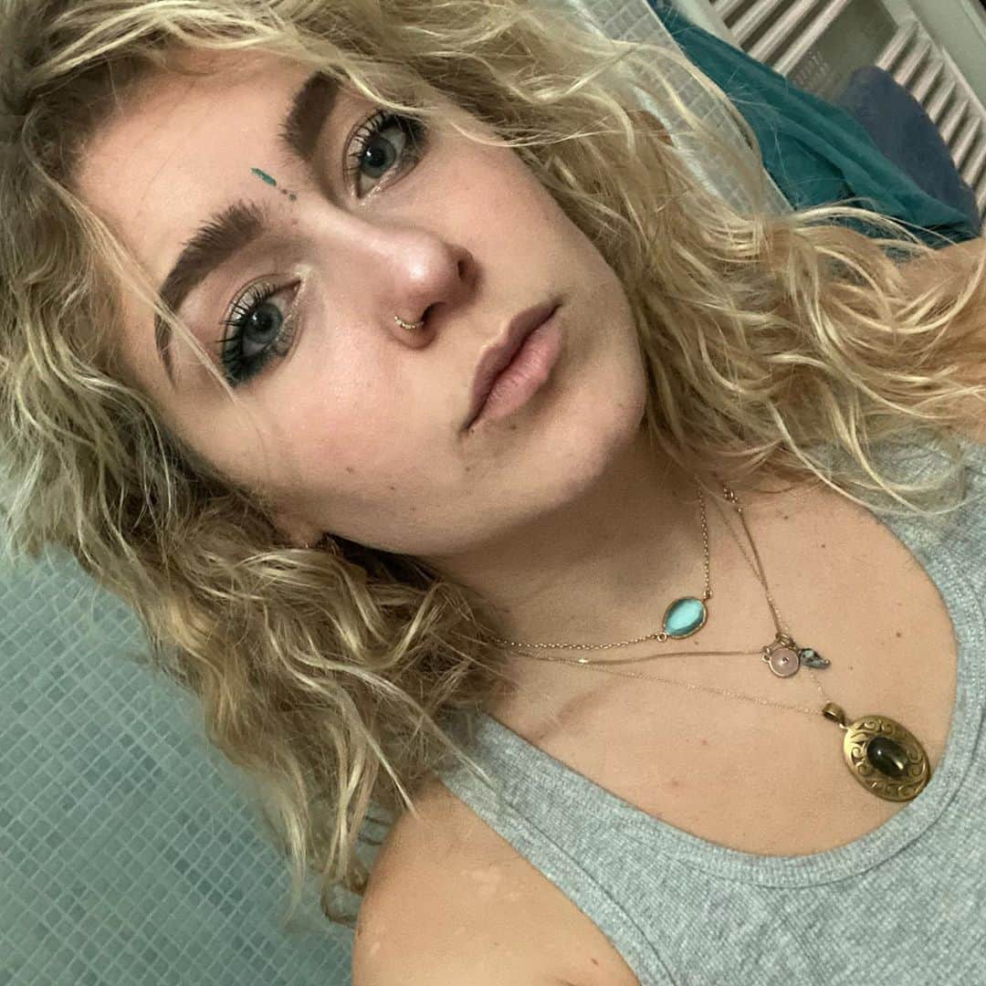 Sofia Viscardiのインスタグラム：「passato l’ultima ora a truccarmi come se dovessi andare ad un rave per scendere a raccattare dei pachino da schiaffare in una piadina, dici? eccola:」