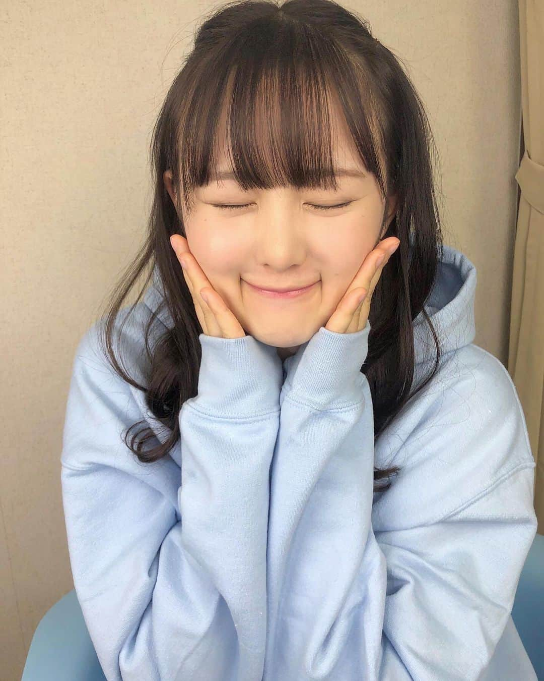 伊藤小春さんのインスタグラム写真 - (伊藤小春Instagram)「・﻿ 18歳になりました💐﻿ ﻿ お祝いメッセージありがとうございます♡﻿ ﻿ ﻿ 小さい頃に想像していた18歳とはほど遠く﻿ 外見も内面もまだまだお子ちゃまですが、﻿ 大学進学も視野に入れているので、﻿ 自分に厳しく！しっかりした人間を目指します！﻿ ﻿ ﻿ ﻿ そのかわり、、﻿ みなさんはたっぷり甘やかしてください🐶笑﻿ ﻿ また1年よろしくお願いします♪﻿ ﻿ #18歳　#いまだに　#ほっぺむちむち」11月7日 18時17分 - koharu_ito_