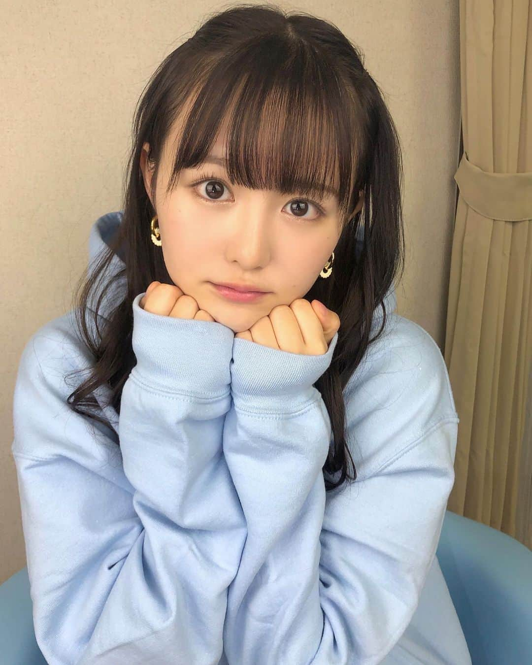 伊藤小春さんのインスタグラム写真 - (伊藤小春Instagram)「・﻿ 18歳になりました💐﻿ ﻿ お祝いメッセージありがとうございます♡﻿ ﻿ ﻿ 小さい頃に想像していた18歳とはほど遠く﻿ 外見も内面もまだまだお子ちゃまですが、﻿ 大学進学も視野に入れているので、﻿ 自分に厳しく！しっかりした人間を目指します！﻿ ﻿ ﻿ ﻿ そのかわり、、﻿ みなさんはたっぷり甘やかしてください🐶笑﻿ ﻿ また1年よろしくお願いします♪﻿ ﻿ #18歳　#いまだに　#ほっぺむちむち」11月7日 18時17分 - koharu_ito_