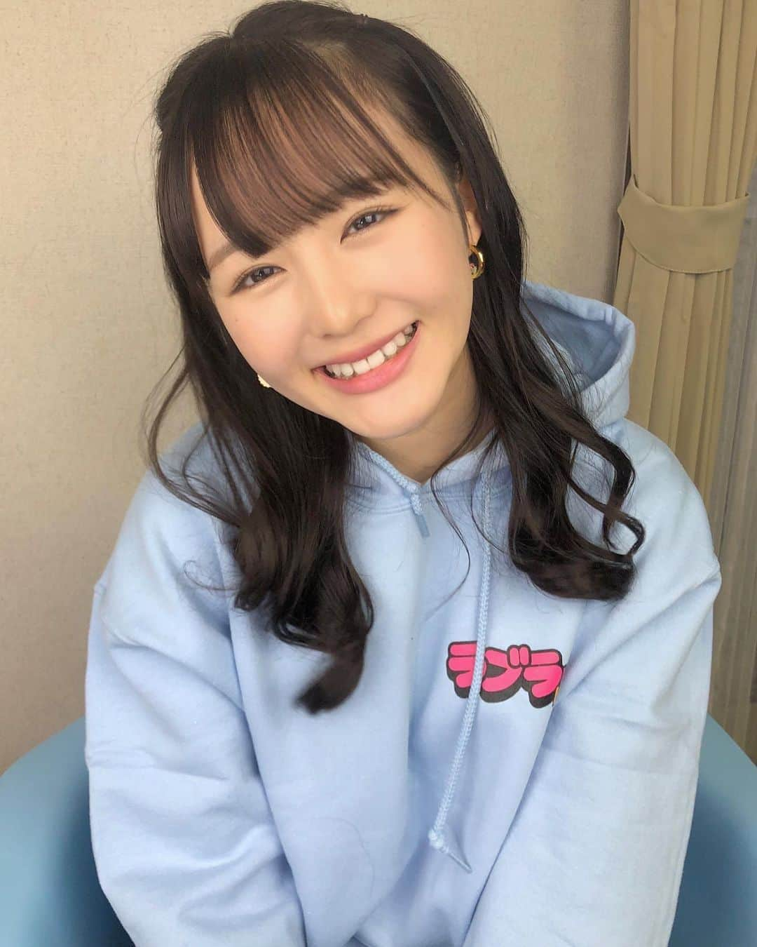 伊藤小春さんのインスタグラム写真 - (伊藤小春Instagram)「・﻿ 18歳になりました💐﻿ ﻿ お祝いメッセージありがとうございます♡﻿ ﻿ ﻿ 小さい頃に想像していた18歳とはほど遠く﻿ 外見も内面もまだまだお子ちゃまですが、﻿ 大学進学も視野に入れているので、﻿ 自分に厳しく！しっかりした人間を目指します！﻿ ﻿ ﻿ ﻿ そのかわり、、﻿ みなさんはたっぷり甘やかしてください🐶笑﻿ ﻿ また1年よろしくお願いします♪﻿ ﻿ #18歳　#いまだに　#ほっぺむちむち」11月7日 18時17分 - koharu_ito_