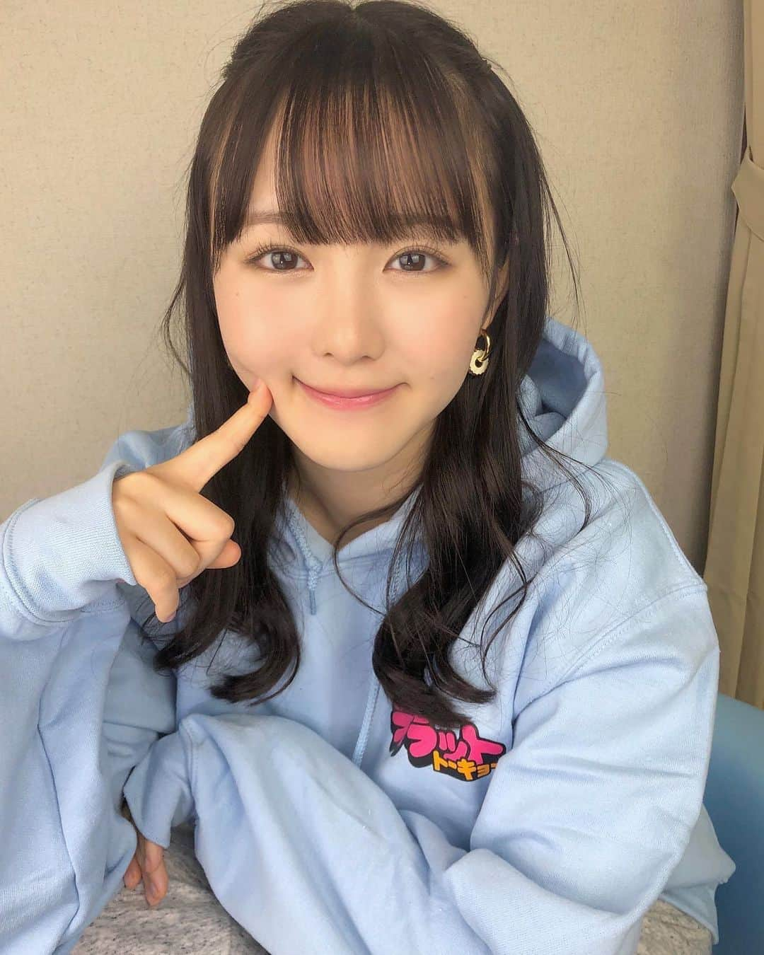 伊藤小春さんのインスタグラム写真 - (伊藤小春Instagram)「・﻿ 18歳になりました💐﻿ ﻿ お祝いメッセージありがとうございます♡﻿ ﻿ ﻿ 小さい頃に想像していた18歳とはほど遠く﻿ 外見も内面もまだまだお子ちゃまですが、﻿ 大学進学も視野に入れているので、﻿ 自分に厳しく！しっかりした人間を目指します！﻿ ﻿ ﻿ ﻿ そのかわり、、﻿ みなさんはたっぷり甘やかしてください🐶笑﻿ ﻿ また1年よろしくお願いします♪﻿ ﻿ #18歳　#いまだに　#ほっぺむちむち」11月7日 18時17分 - koharu_ito_