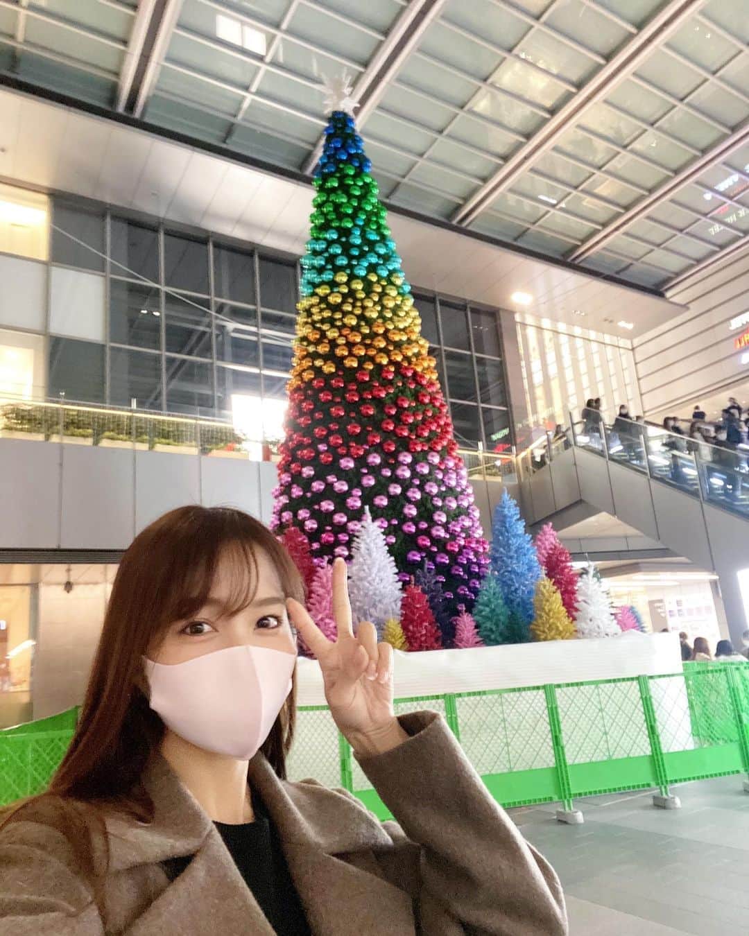 鷲見玲奈さんのインスタグラム写真 - (鷲見玲奈Instagram)「. 名古屋に来ました✨ 明日は「前略、大とくさん」に出演します😌 中京テレビにて朝9時55分から生放送です！ お住まいの地域の方、よろしければご覧下さい🤍 写真は駅前にできていたクリスマスツリー🎄 もうそんな時期ですねぇ…😳 . . #大とくさん #前略大とくさん #クリスマス #クリスマスツリー」11月7日 18時19分 - sumi__reina