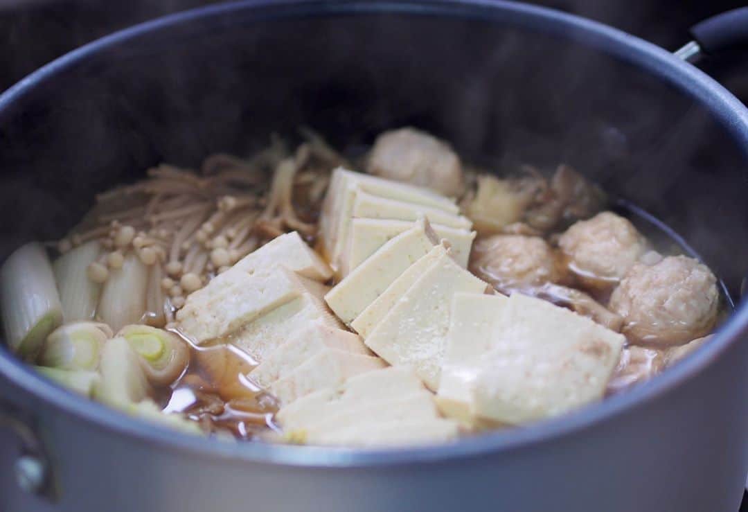 AO のインスタグラム：「今日は木綿豆腐にしました 豆腐の種類は日々気分でかわるけど あと入れるものは毎回一緒🤤 #鍋#お鍋#あったまる#あったかいご飯#晩飯#豆腐#冬鍋」