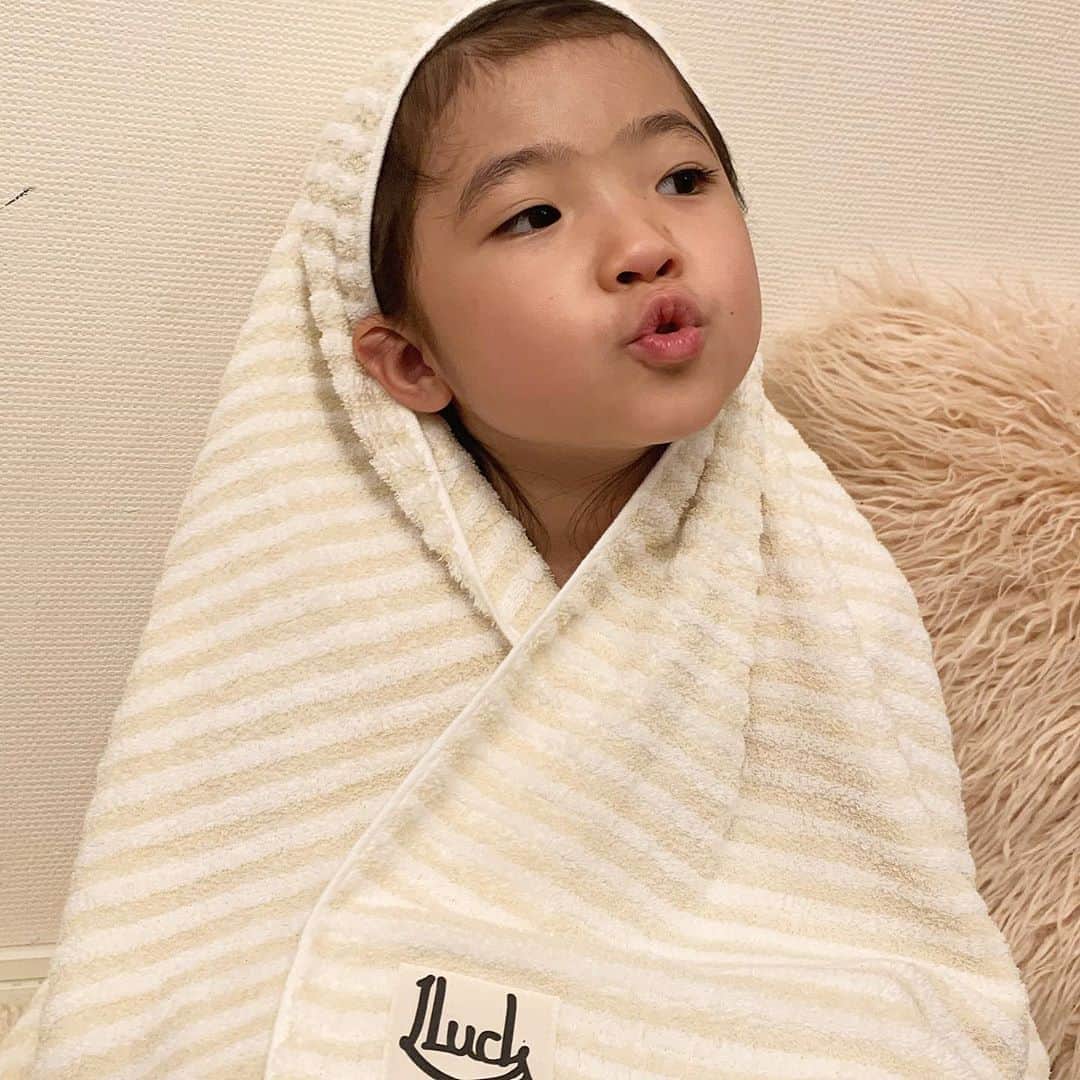 ayakonbubuさんのインスタグラム写真 - (ayakonbubuInstagram)「@one_luck  のバスタオルは アトピー持ちや敏感肌にも使える優しい素材のタオルなんです️❗️  肌に優しい和紙素材を使用していて、赤ちゃんの肌にも安心なので　ギフトにする人も多いよ️❤️❤️  肌触りはサラサラで、和紙とコットンのボーダーになってるの❗️ 濃い部分が和紙100％で吸水性が抜群❤️  よく水を吸うので　使い勝手がいいし、 土に還る地球環境に配慮した素材とゆうのもいいよね！  (121cm×62cm)  #oneluck#oneluckers#ワンラック#バスタオル #敏感肌#アトピー#タオルギフト#和紙素材  #pr#赤ちゃんに優しい#安心素材　#環境に優しい　 #地球に優しい　#タオル#フェイスタオル#ギフト」11月7日 18時21分 - ayakonbubu